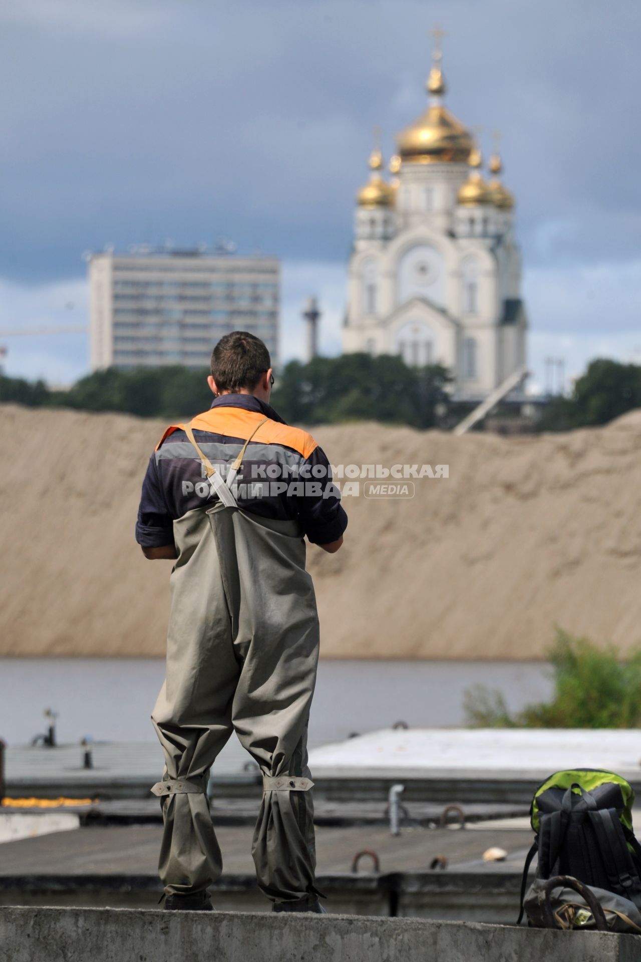 Наводнение в Приамурье. Хабаровск. На снимке: спасатель МЧС.