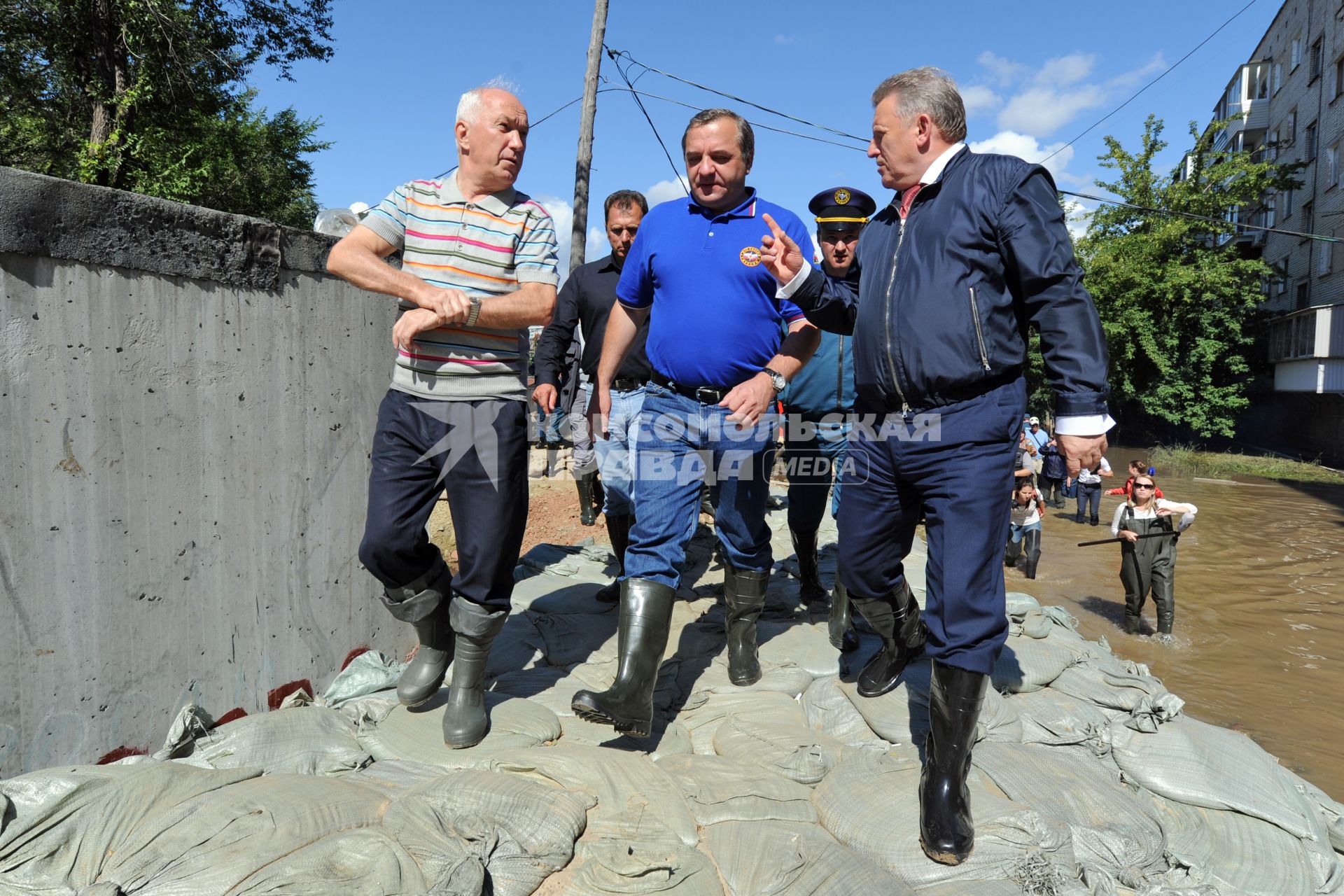 Наводнение в Приамурье. Хабаровск. На снимке: мэр Хабаровска Александр Соколов (слева) и глава МЧС РФ Владимир Пучков (в центре).