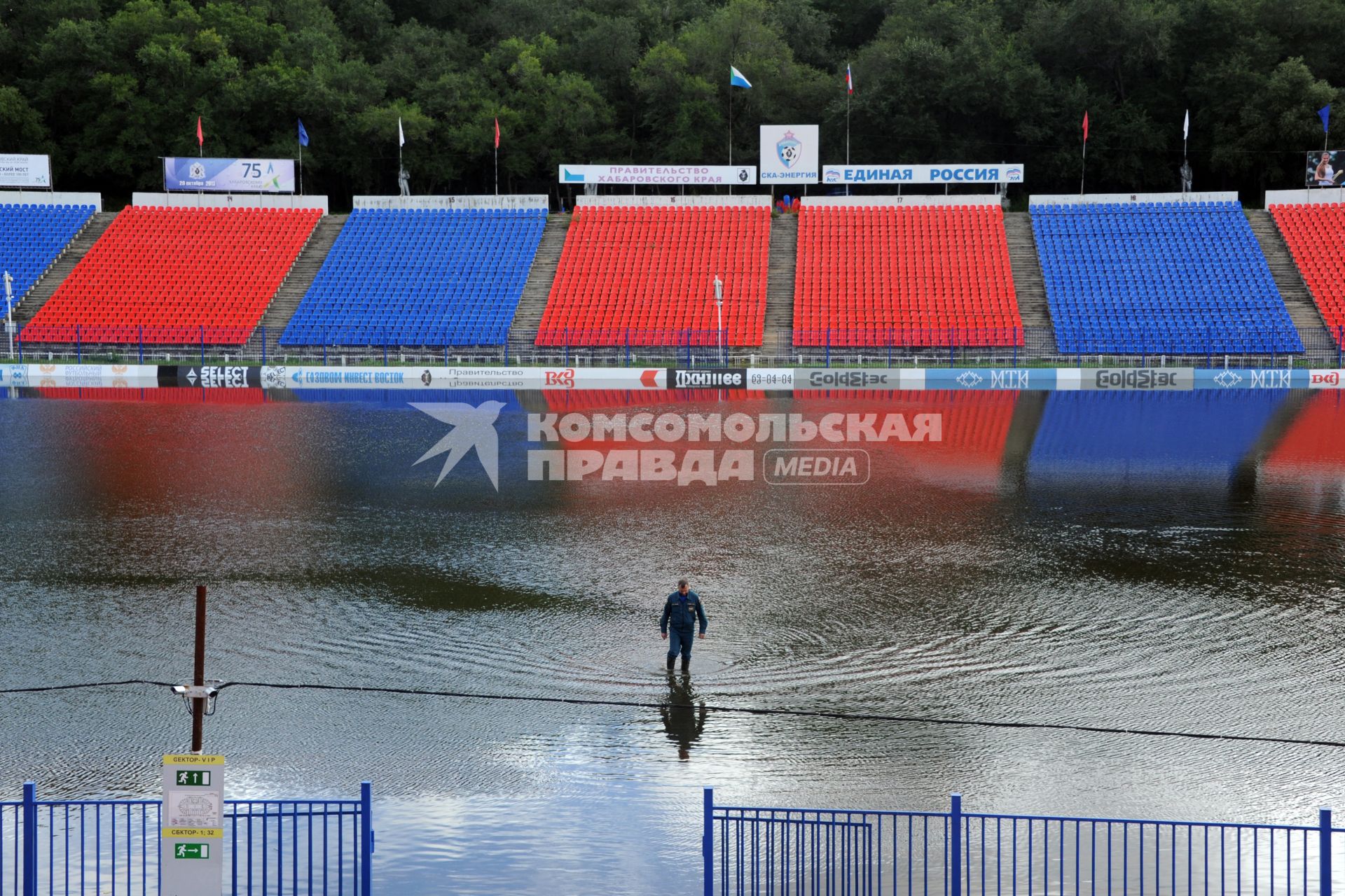 Наводнение в Приамурье.  Хабаровск. На снимке: затопленный стадион.