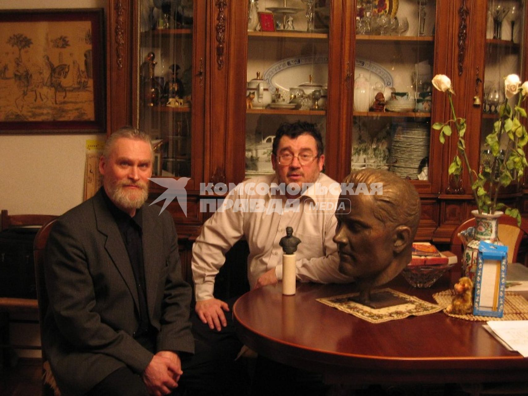 Скульптор памятника летчику Михаилу Девятаеву (слева) и сын летчика Александр Девятаев.