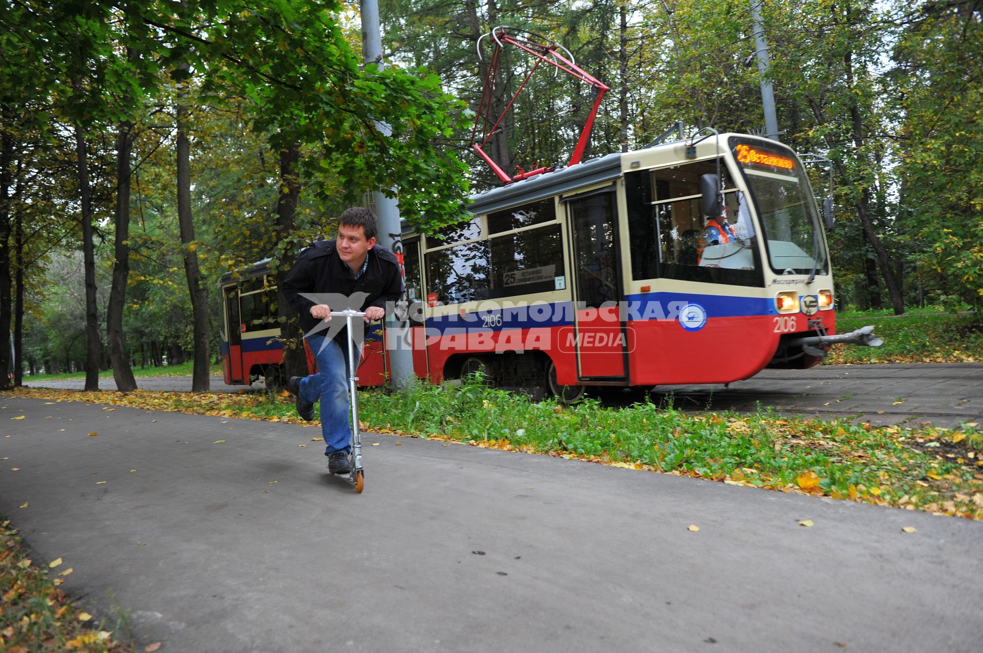 День отказа от автомобиля. На снимке: мужчина едет на  самокате.