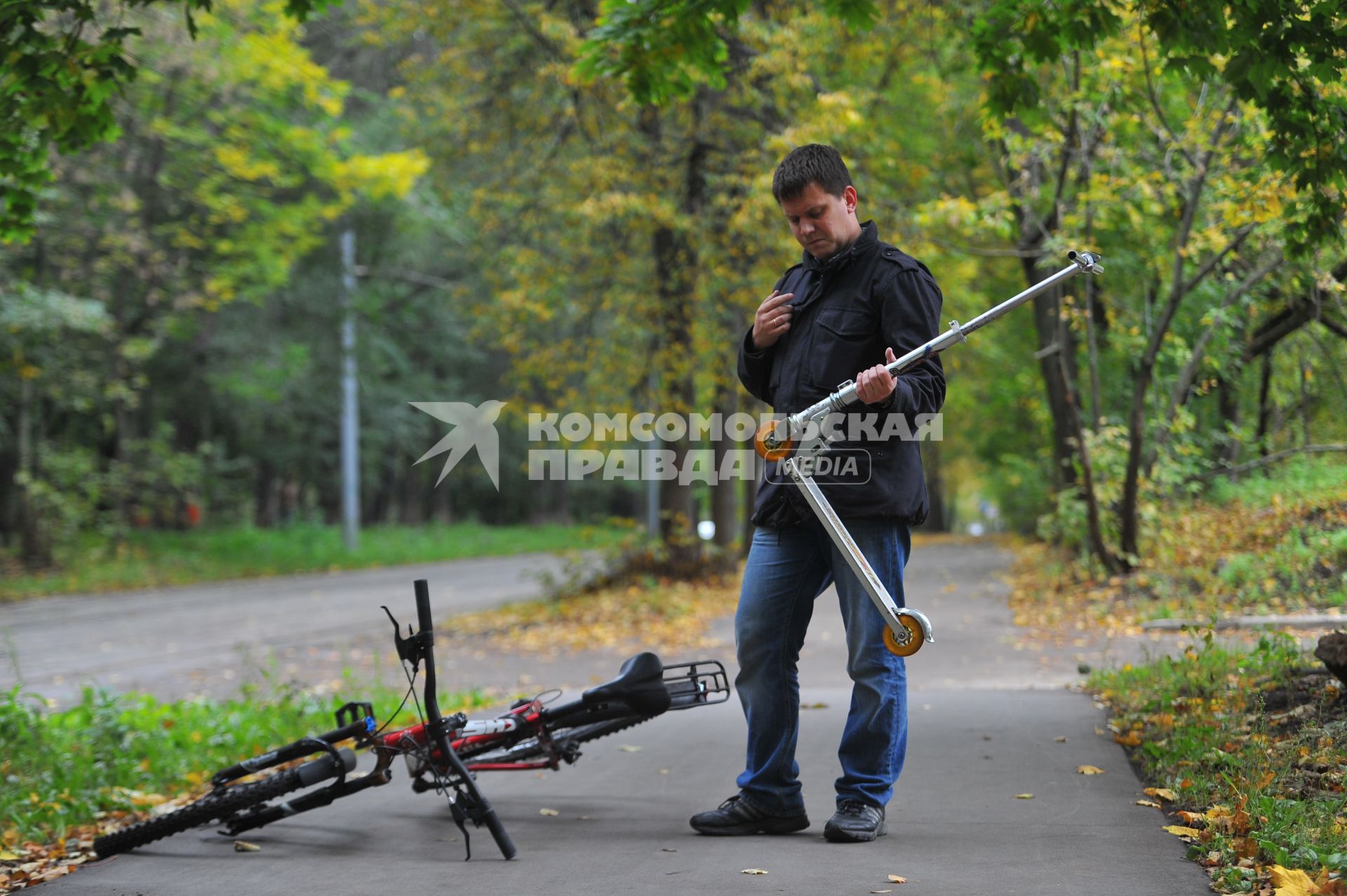 День отказа от автомобиля. На снимке: мужчина с велосипедом и самокатом.