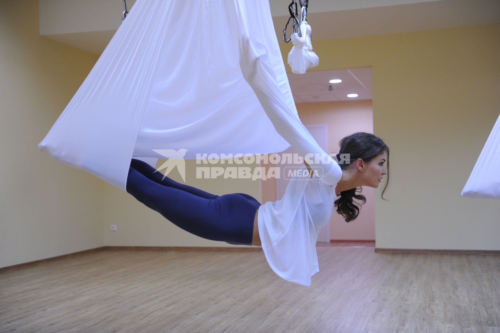 Антигравити Йога (AntiGravity Yoga). Телеведущая Ирина Шадрина в спортзале.