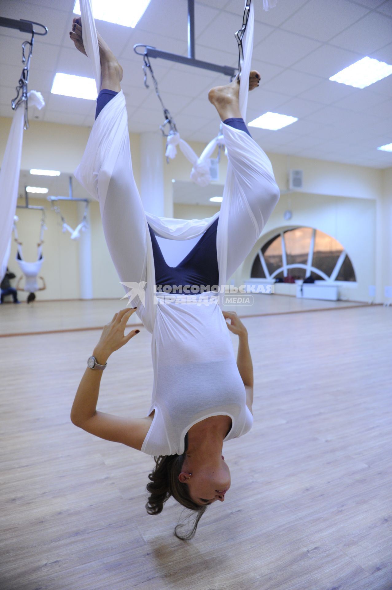 Антигравити Йога (AntiGravity Yoga). Телеведущая Ирина Шадрина в спортзале.