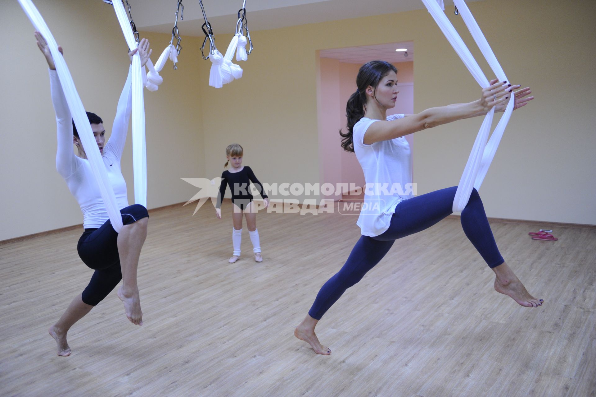 Антигравити Йога (AntiGravity Yoga). Телеведущая Ирина Шадрина  (справа) в спортзале.