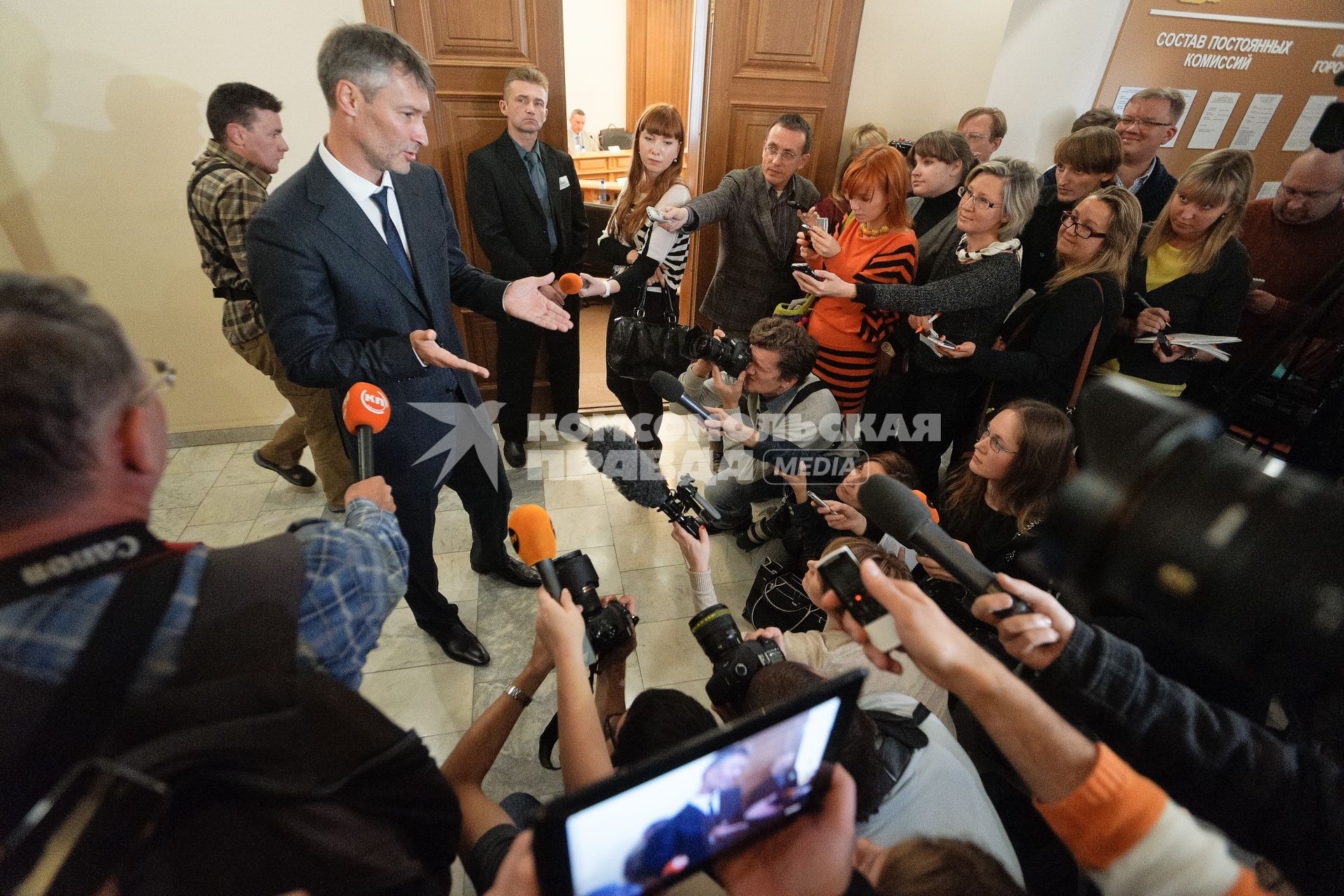 Мэр Екатеринбурга Евгений Ройзман после первого заседания Городской Думы нового созыва общается с представителями прессы.