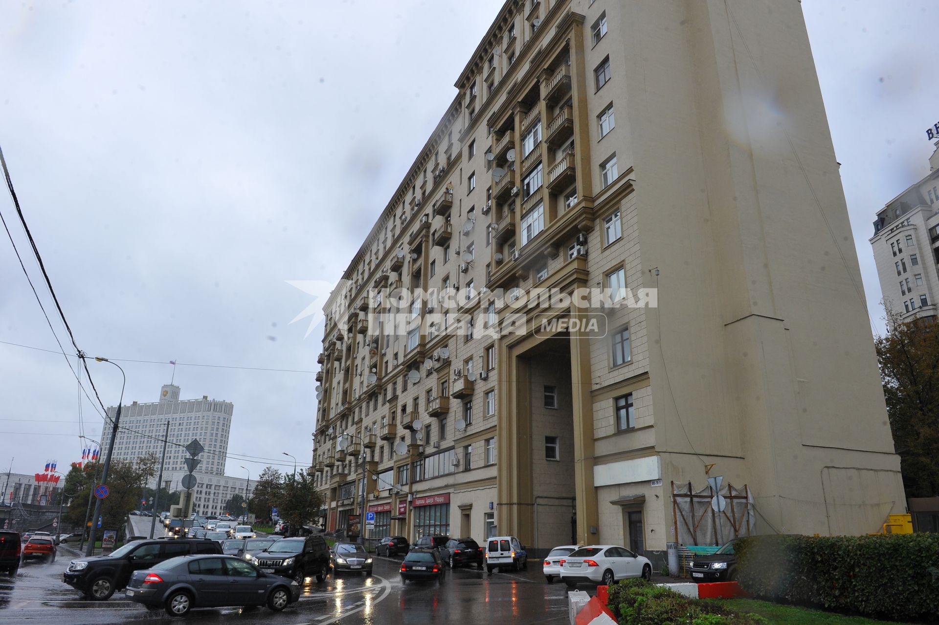 Фотографии к статье `Владимир Чуров: `Считаю себя москвичом, но проголосовать в Москве не смогу`. На снимке: в этом доме  на пересечении Нового Арбата и Смоленской набережной у деда председателя ЦИК Владимира Чурова , генерала Владимира Брежнева, была 4-комнатная.