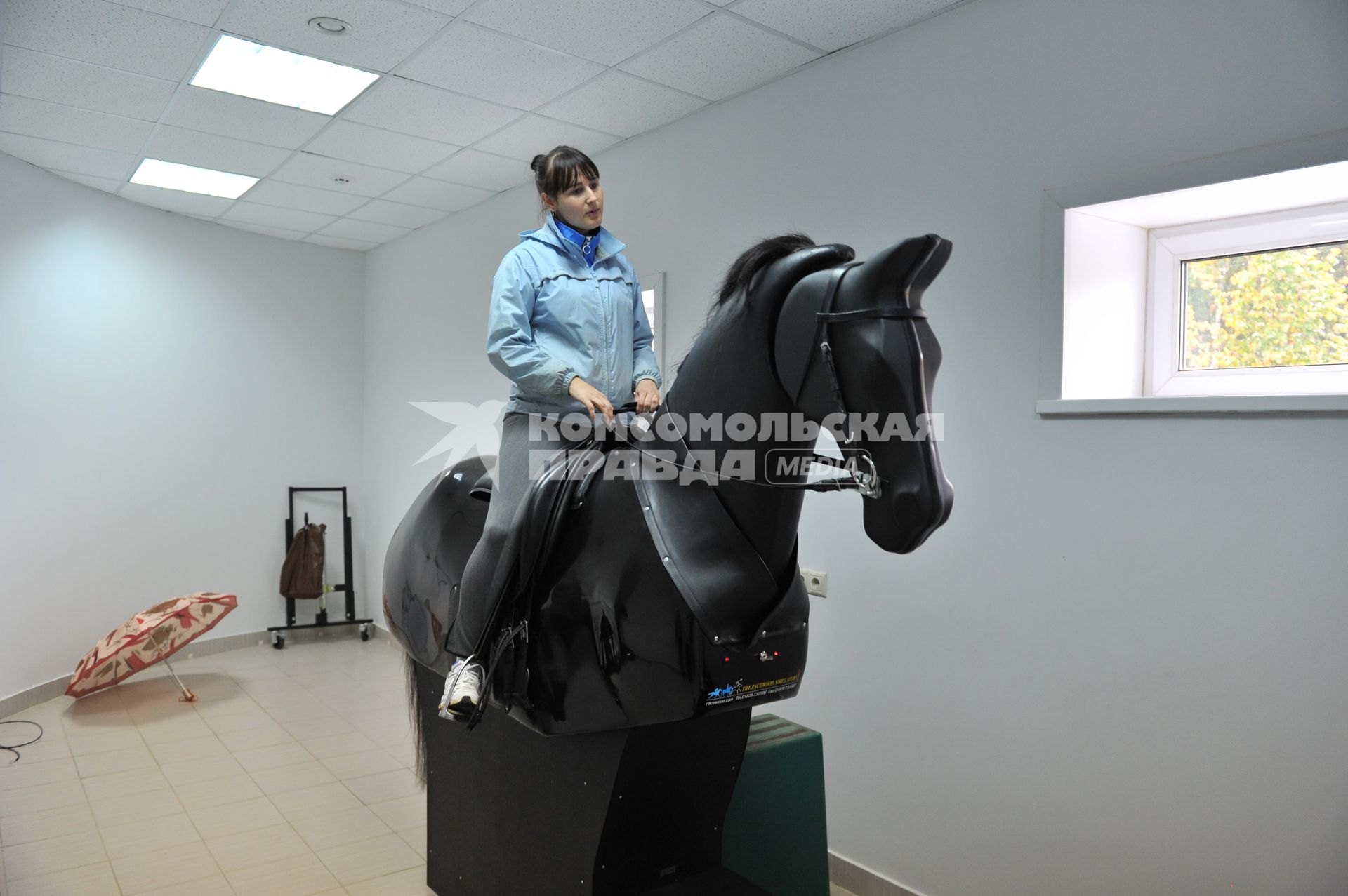 Национальный конный парк `Русь`. На снимке: девушка на тренажере.