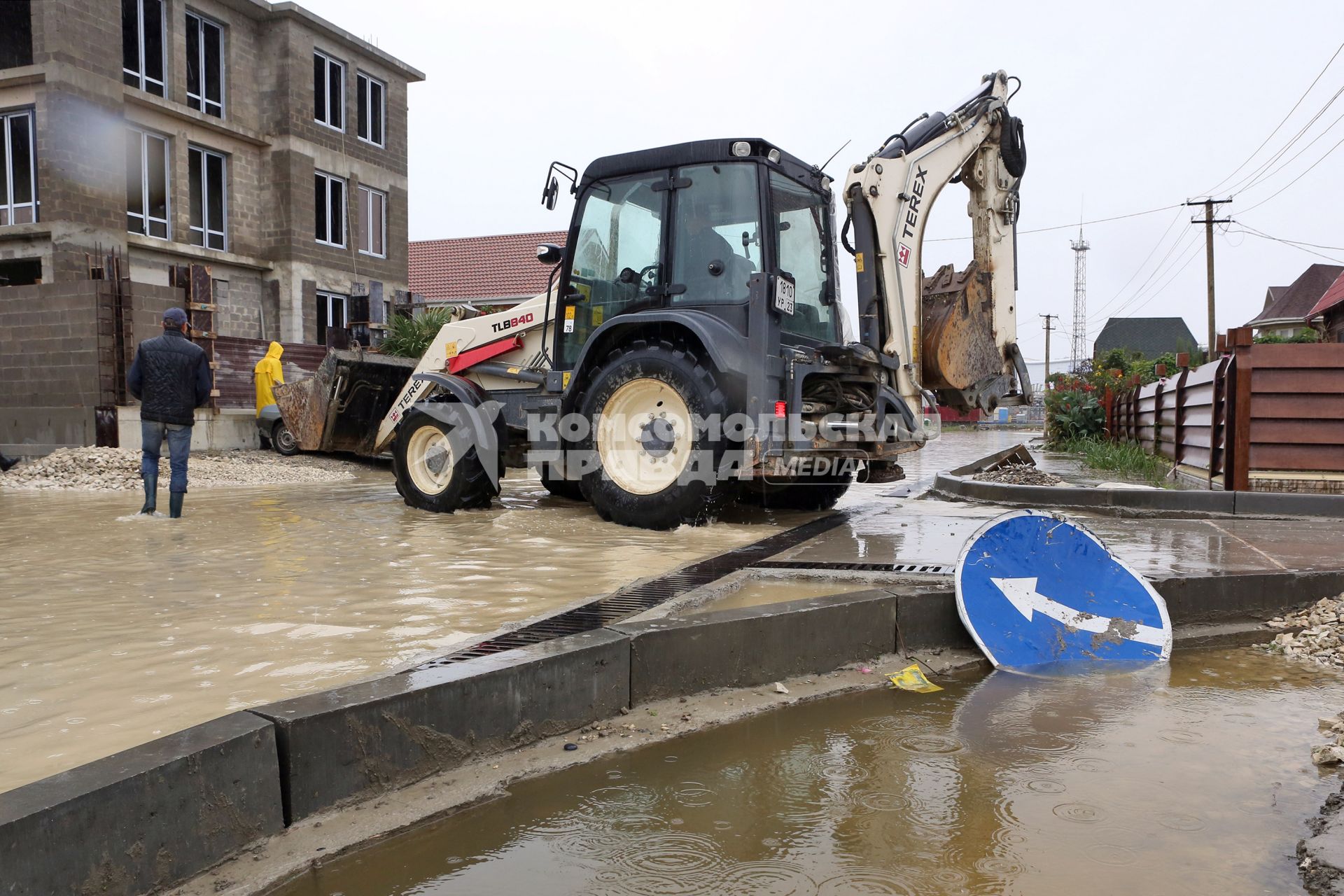 Наводнение в Сочи. Строительные работы на затопленной улице.