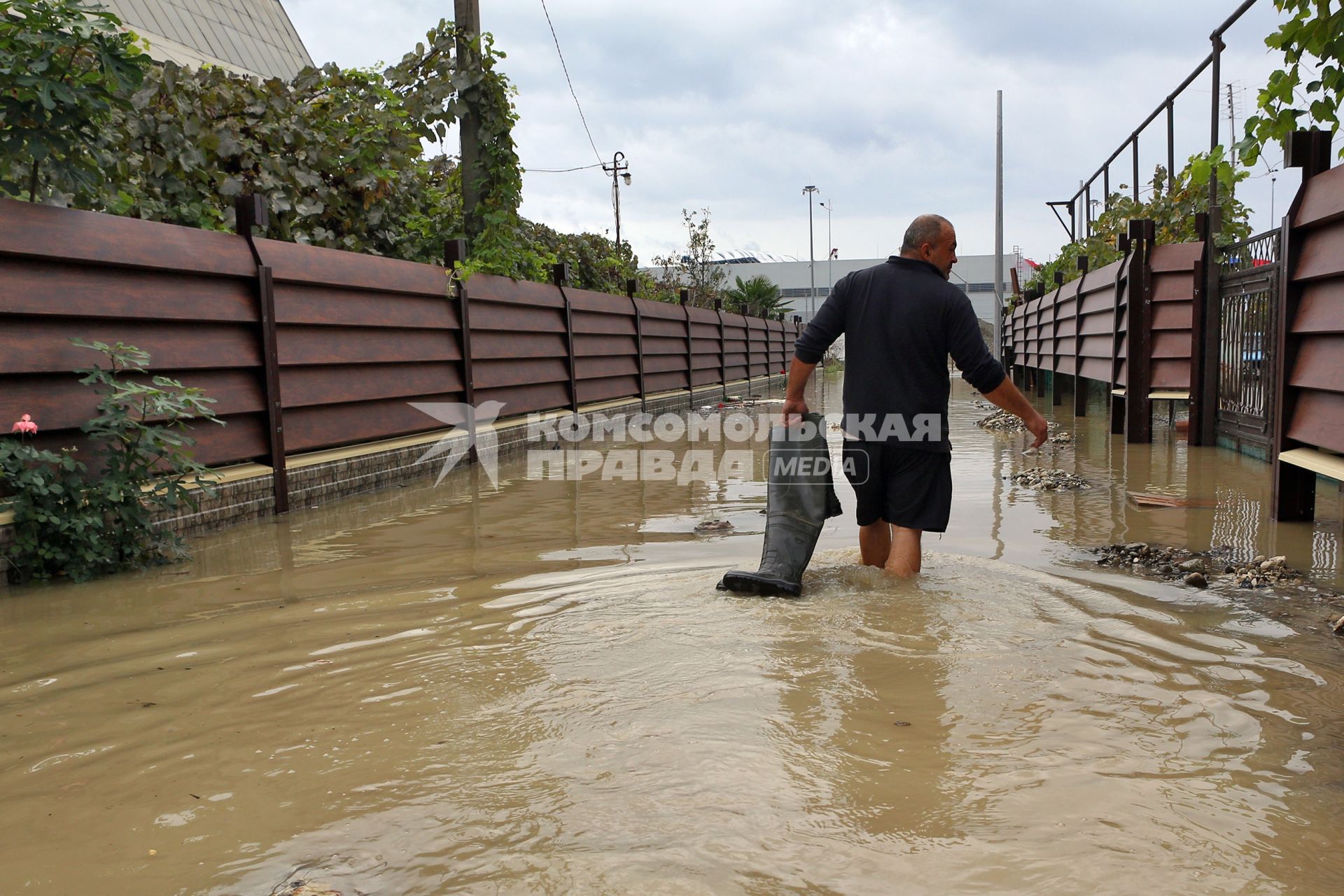 Наводнение в Сочи. Мужчина идет по затопленной улице.