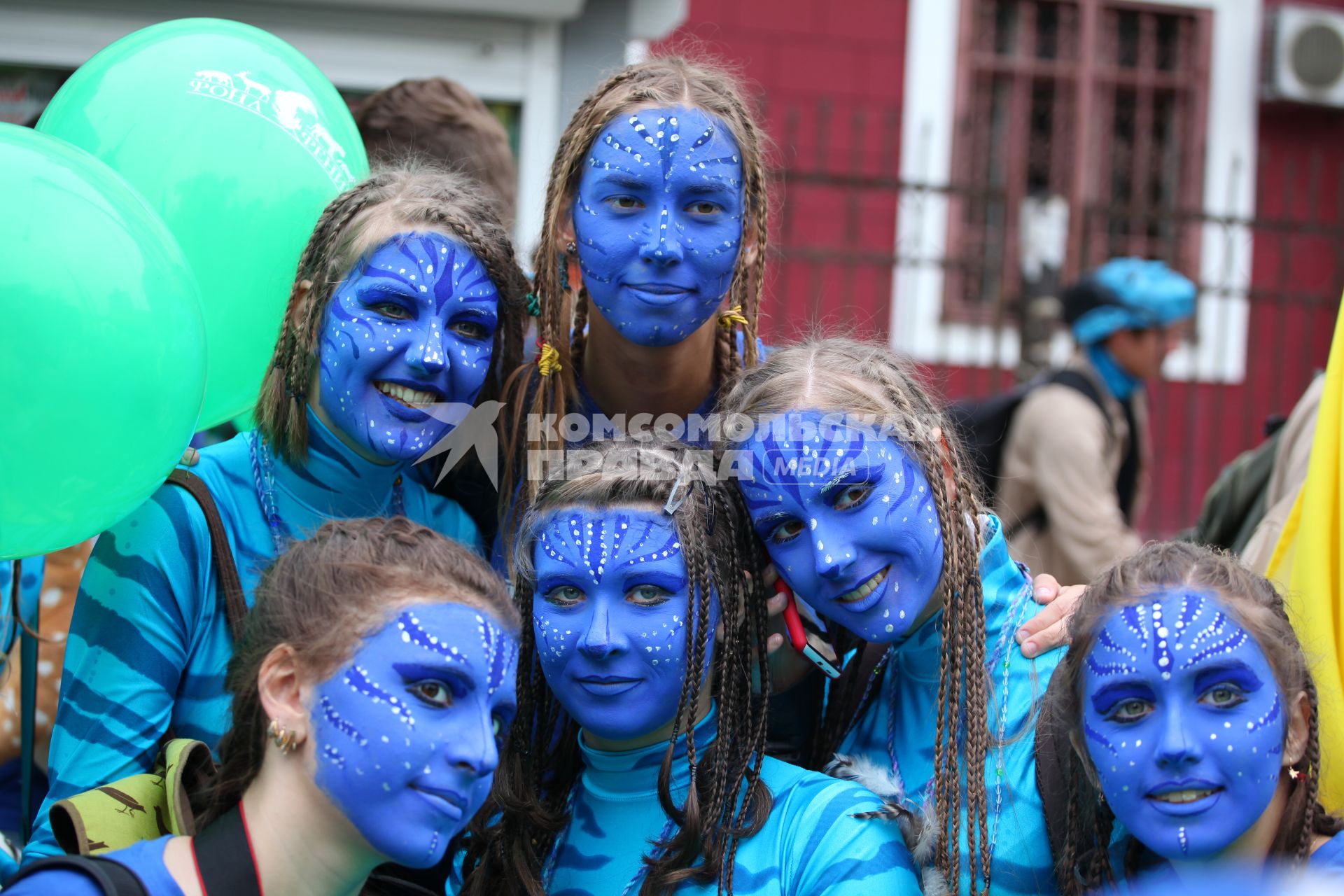 Карнавальное шествие в Владивостоке в честь празднования деня тигра. На снимке: группа девушек с разрисованными лицами под героев фильма `Аватар`.