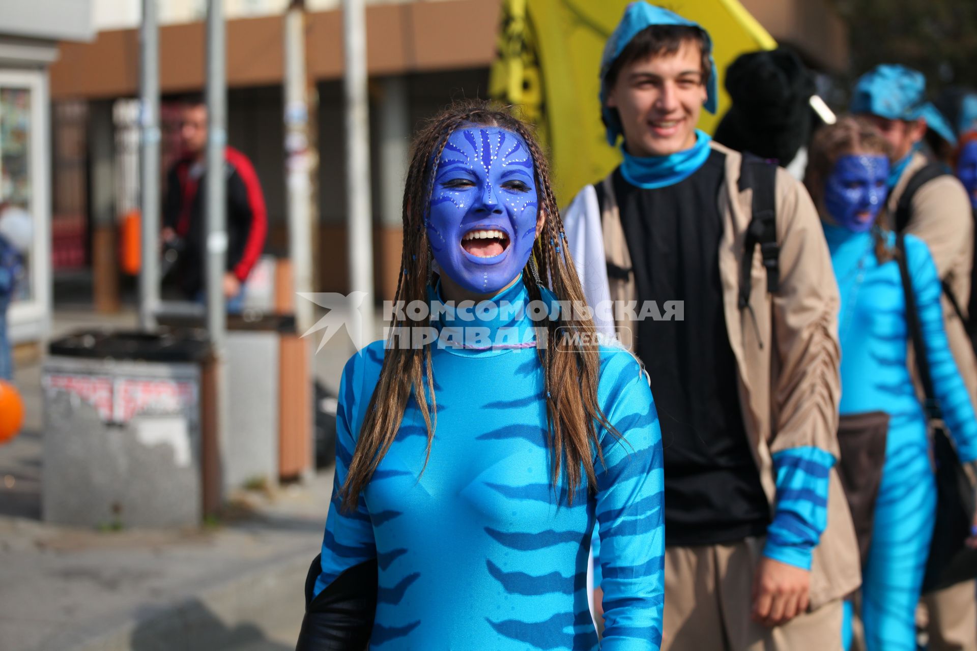 Карнавальное шествие в Владивостоке в честь празднования деня тигра. На снимке: девушка в костюме героя фильма `Аватар`.