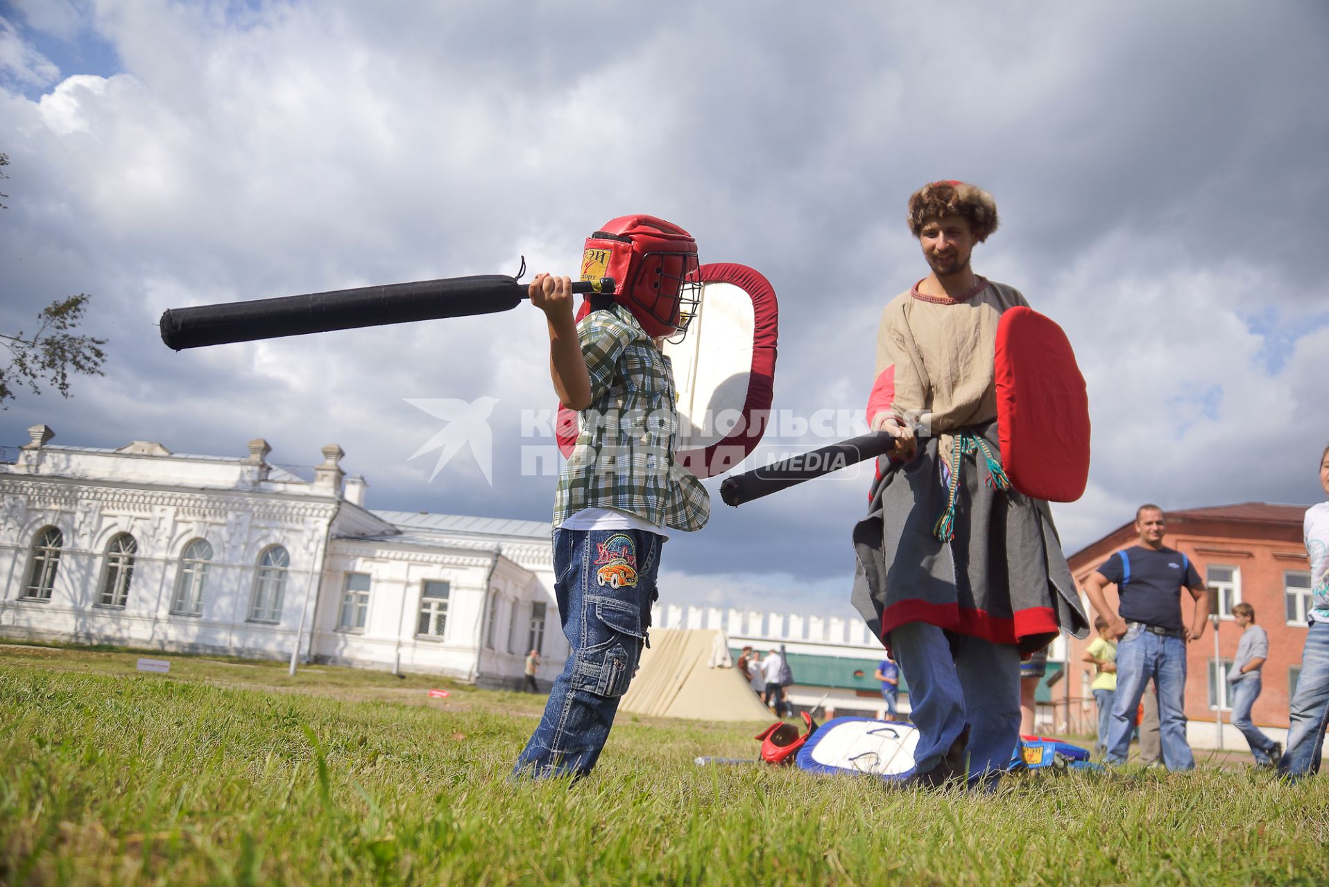 Фестиваль исторической реконструкции `Верхотурская таможня` в Верхотурье. Ребенок в защитном шлеме тренеруется в схватке на мечах.