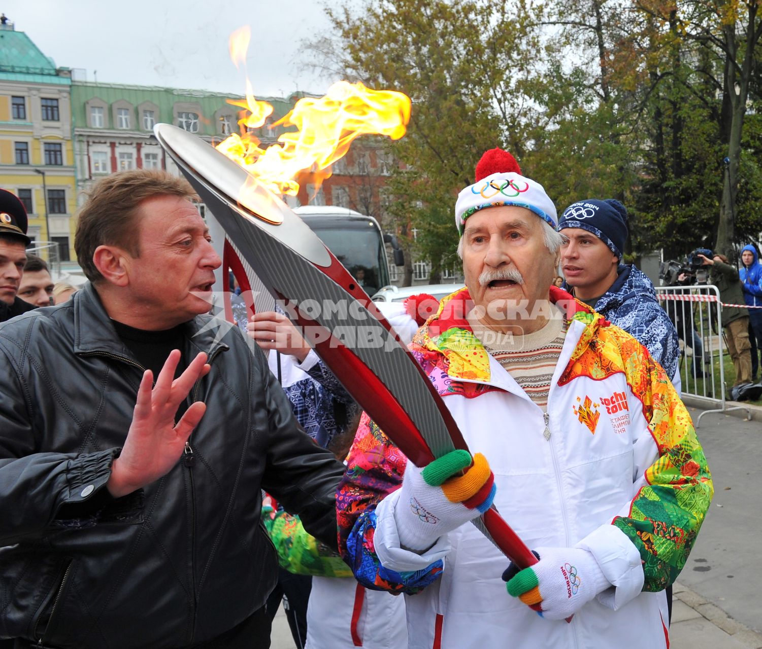 Старт первого этапа эстафеты олимпийского огня `Сочи 2014`по территории России на Красной площади. На снимке: актер Владимир Зельдин (справа).