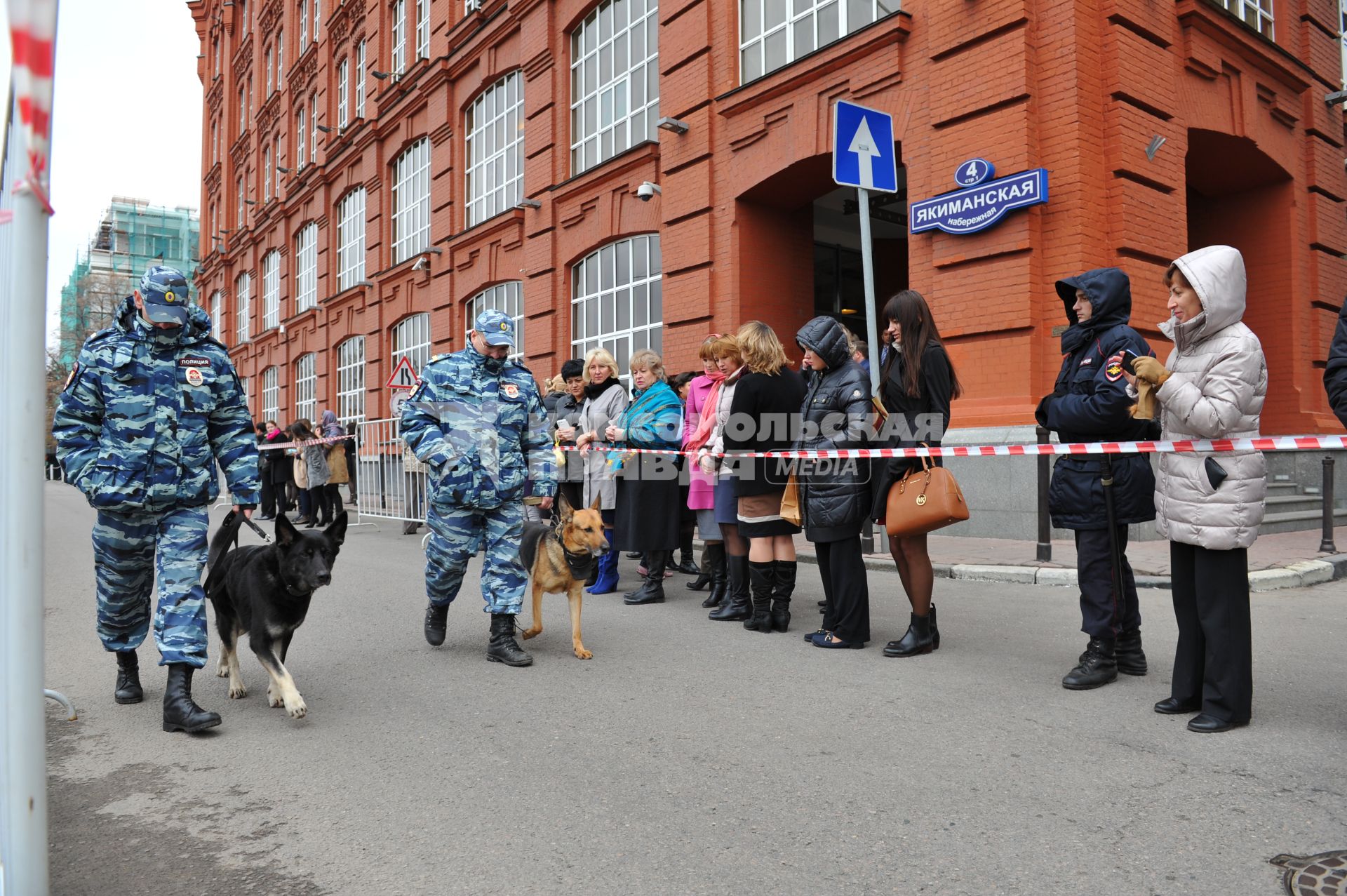 Старт первого этапа эстафеты олимпийского огня по территории России на Красной площади. На снимке: полицейские кинологи с собаками обходят оцепленную территорию на Якиманской набережной.