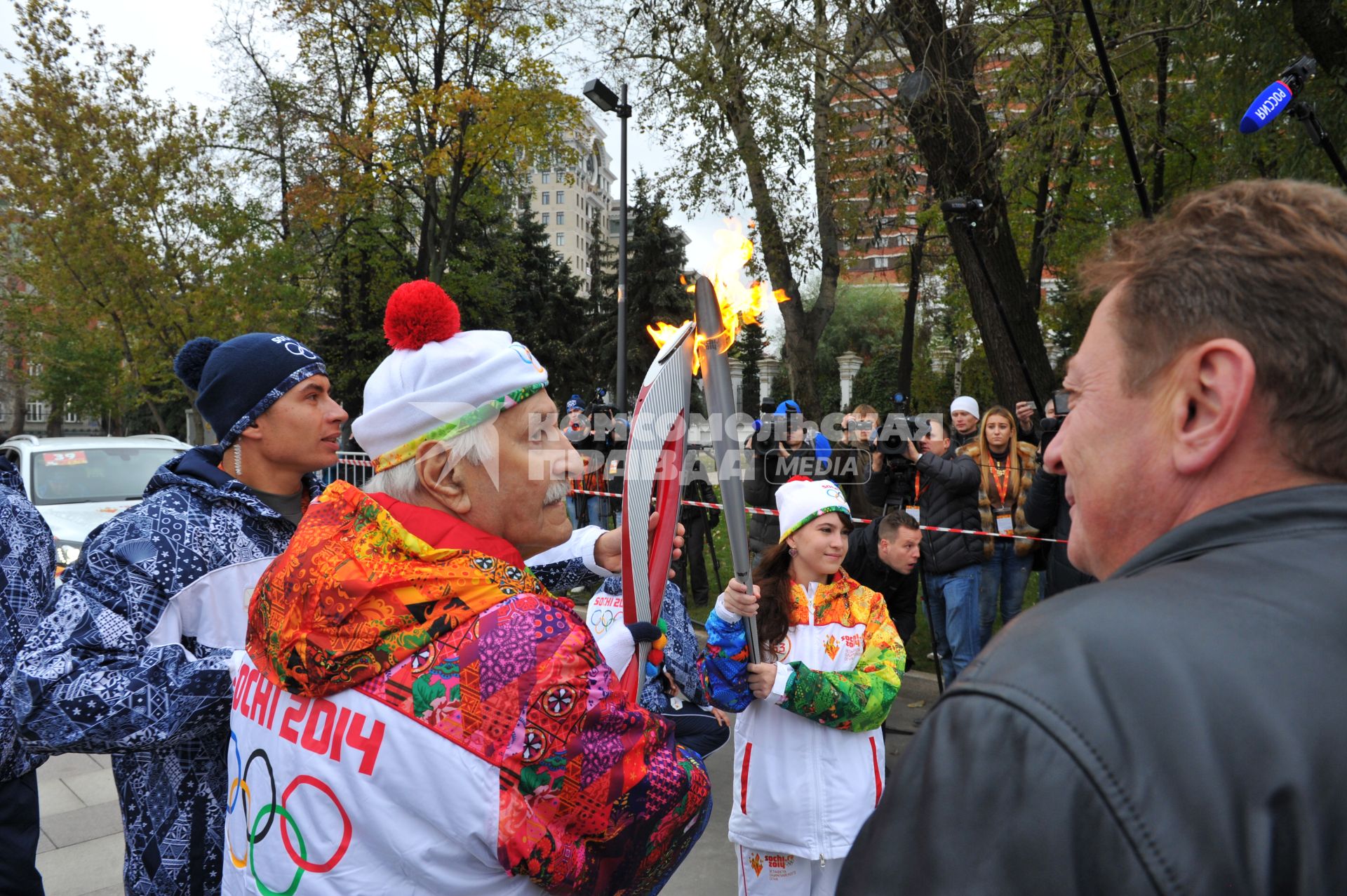 Старт первого этапа эстафеты олимпийского огня `Сочи 2014`по территории России на Красной площади. На снимке: актер Владимир Зельдин (в центре).