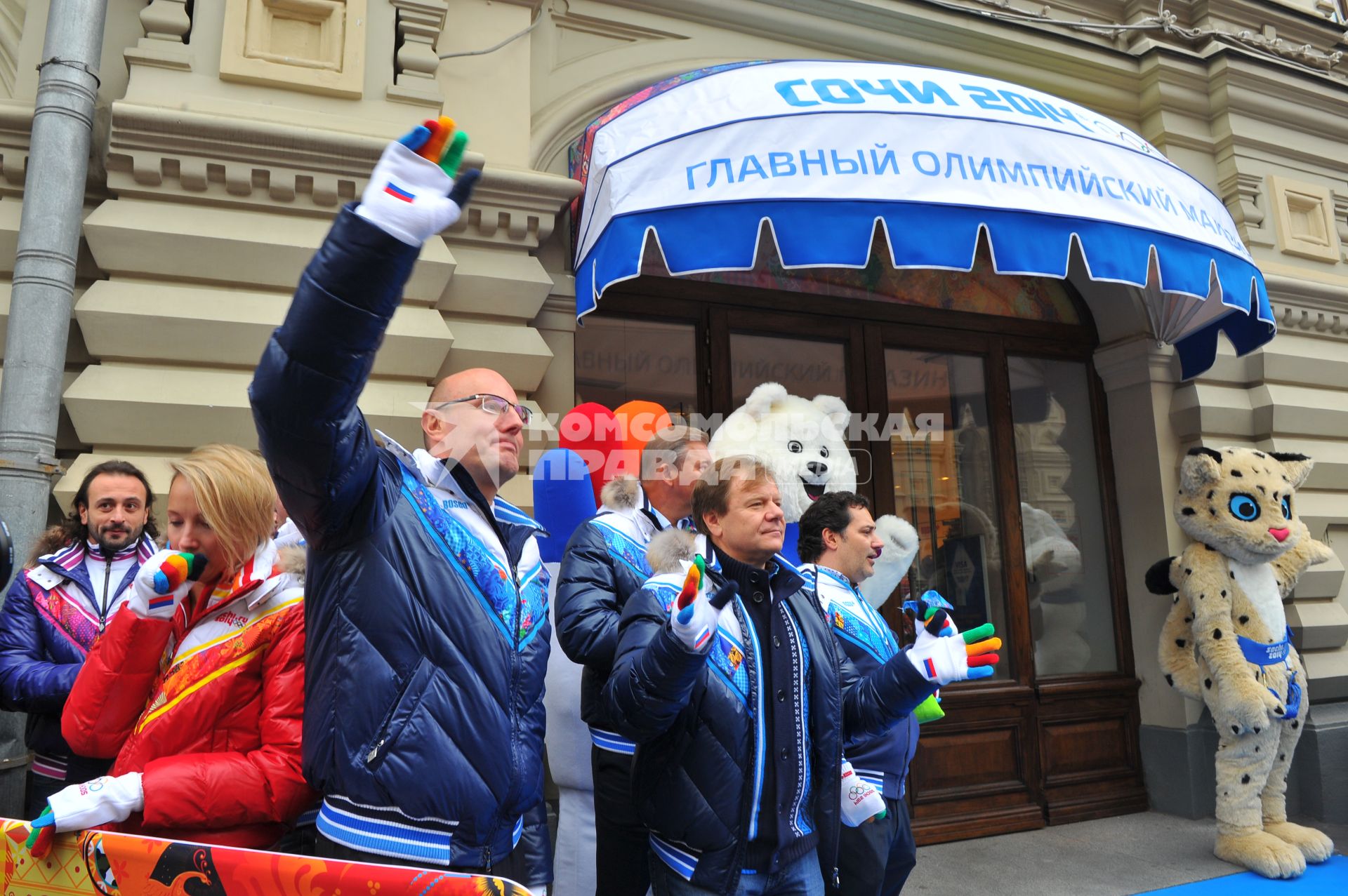 ГУМ. Презентация митенок с символикой `Сочи 2014`.  На снимке: глава организационного комитета  `Сочи 2014` Дмитрий Чернышенко  и музыкант Мгорь Бутман  (слева направо)