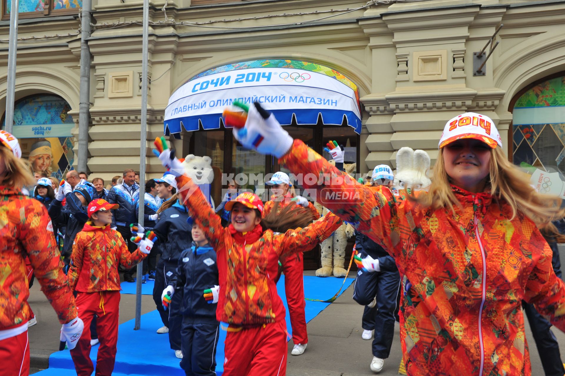 ГУМ. Презентация митенок с символикой `Сочи 2014`.