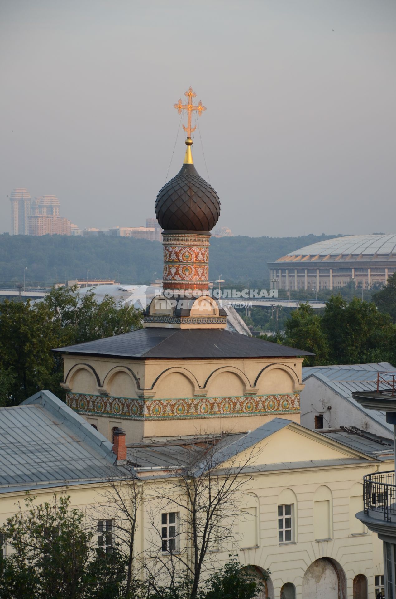 Виды Москвы. Воробьевы горы. На снимке: храм.