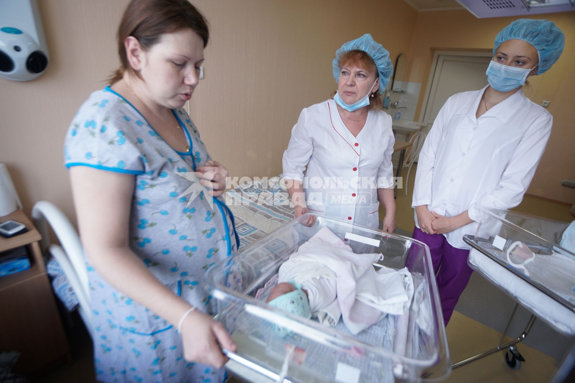 Городской перинатальный центр в Екатеринбурге. На снимке: женщине привезли ребенка в лотке.