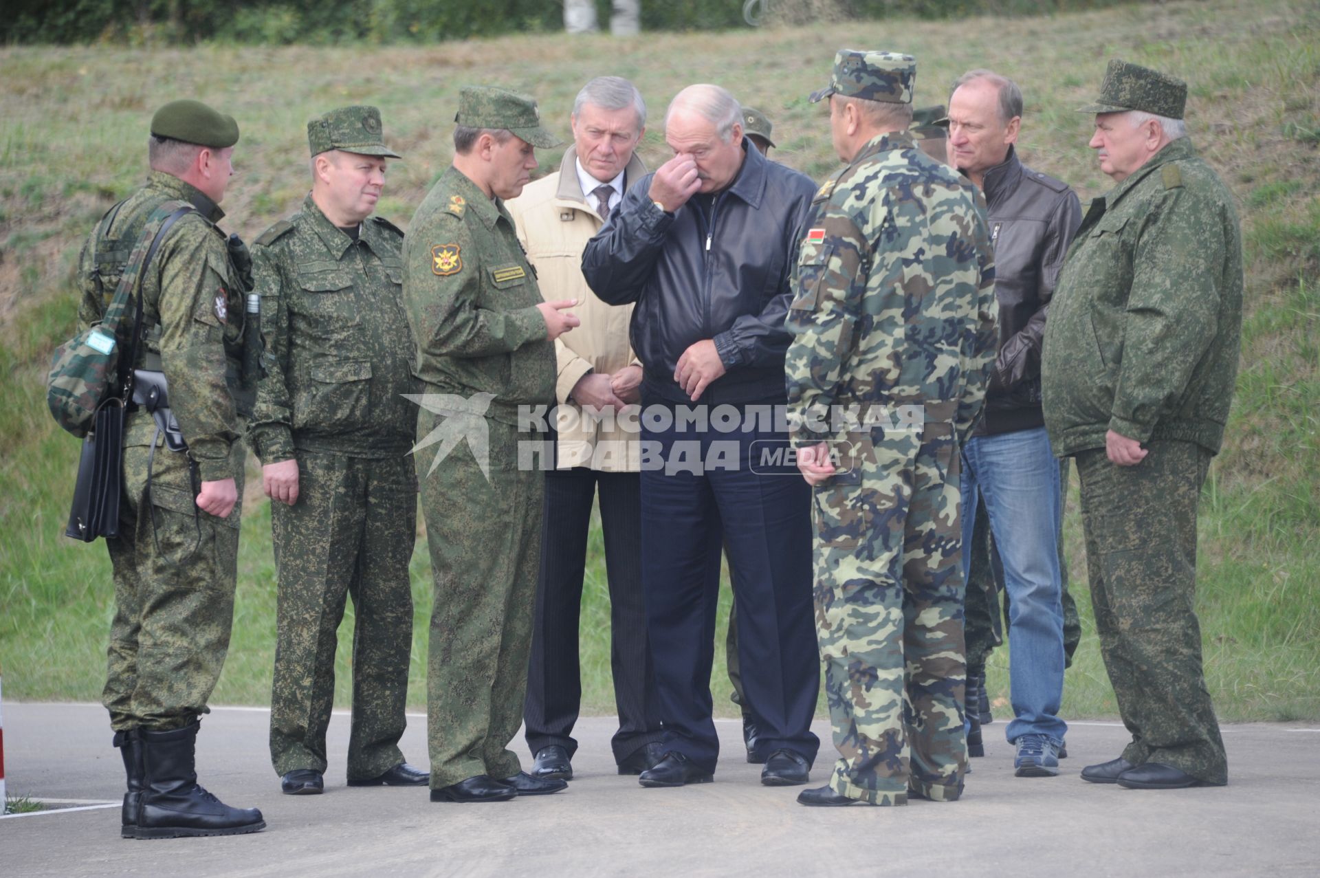 Рабочая поездка президента РФ  В. Путина  в Калининград.  Полигон `Хмелевка`. Российско-белорусскими учениями `Запад-2013`. На снимке: первый заместитель министра обороны РФ Валерий Герасимов, генеральный секретарь Организации договора о коллективной безопасности (ОДКБ) Николай Бордюжа и президент Белоруссии Александр Лукашенко (в центре слева направо)