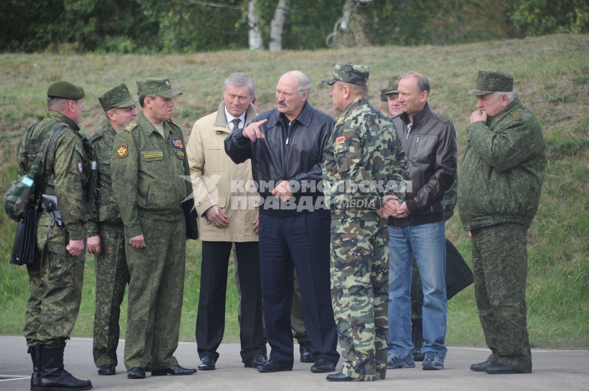 Рабочая поездка президента РФ  В. Путина  в Калининград.  Полигон `Хмелевка`. Российско-белорусскими учениями `Запад-2013`. На снимке: первый заместитель министра обороны РФ Валерий Герасимов, генеральный секретарь Организации договора о коллективной безопасности (ОДКБ) Николай Бордюжа и президент Белоруссии Александр Лукашенко (в центре слева направо)