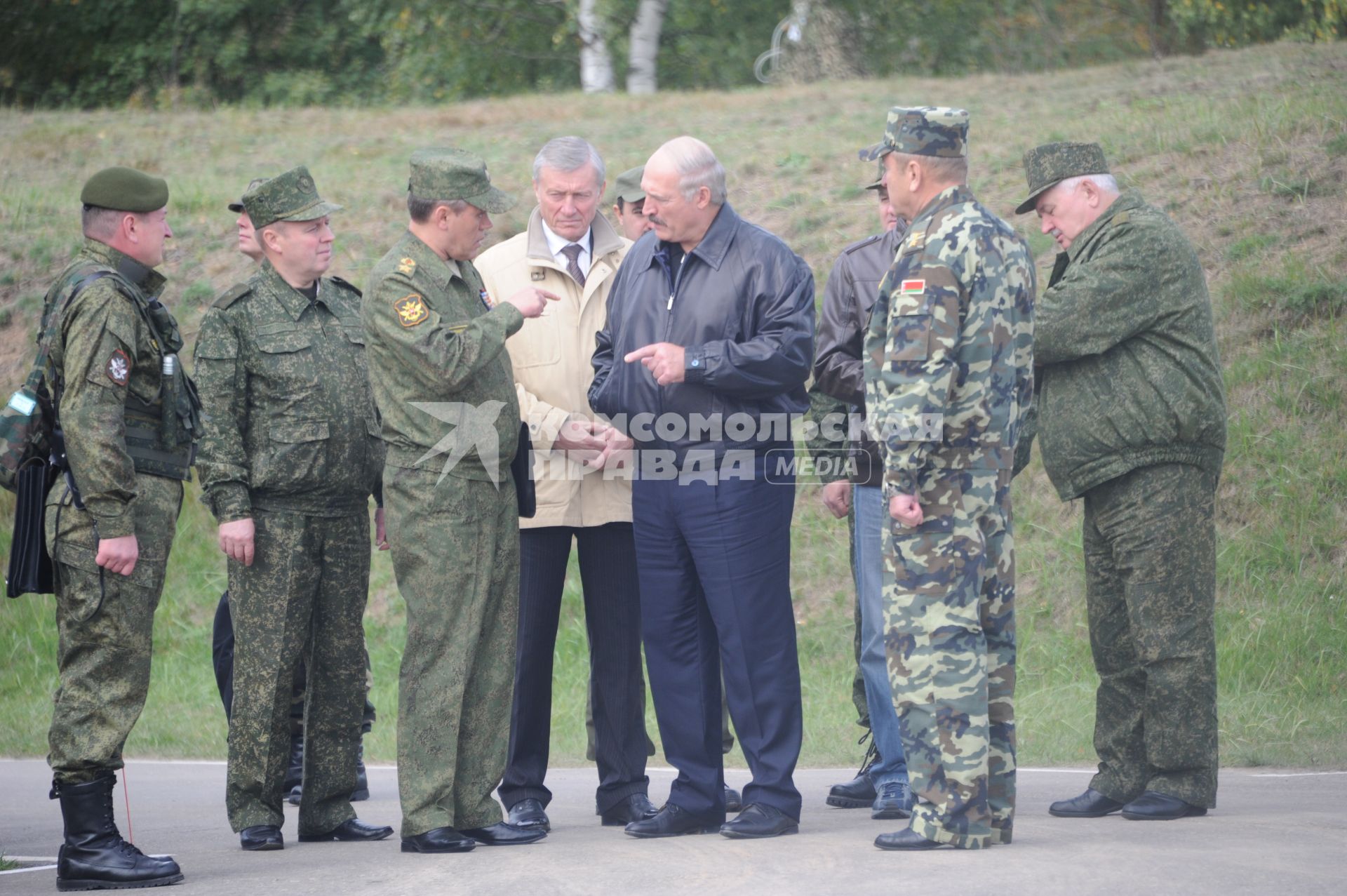 Рабочая поездка президента РФ  В. Путина  в Калининград.  Полигон `Хмелевка`. Российско-белорусскими учениями `Запад-2013`. На снимке: первый заместитель министра обороны РФ Валерий Герасимов, генеральный секретарь Организации договора о коллективной безопасности (ОДКБ) Николай Бордюжа и президент Белоруссии Александр Лукашенко (в центре слева направо)