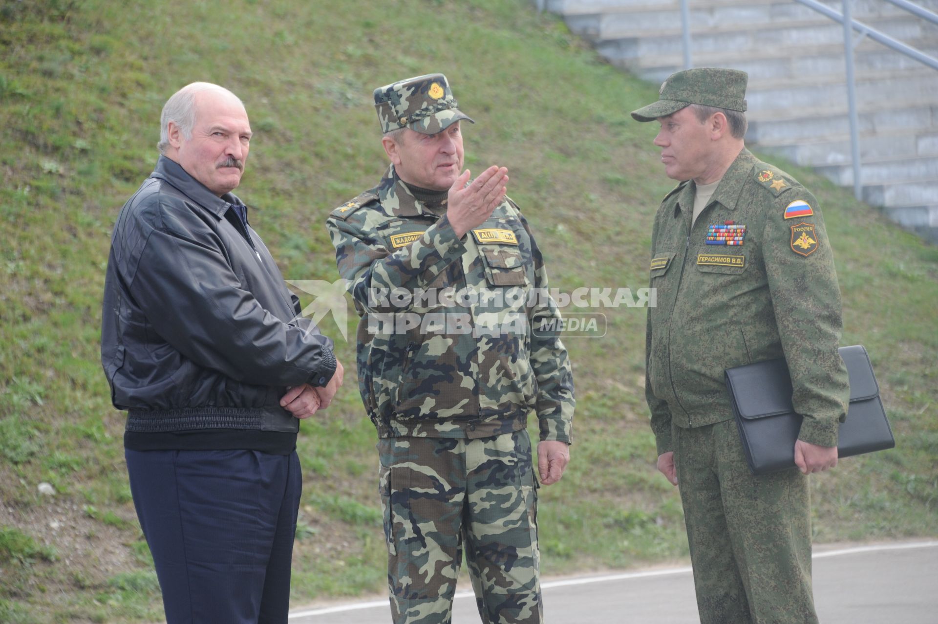 Рабочая поездка президента РФ  В. Путина  в Калининград.  Полигон `Хмелевка`. Российско-белорусскими учениями `Запад-2013`. На снимке:  президент Белоруссии Александр Лукашенко,  министр обороны Беларуссии Юрий Жадобин и первый заместитель министра обороны РФ Валерий Герасимов  слева направо)