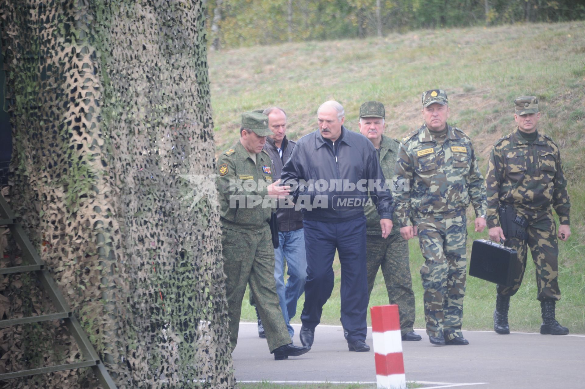 Рабочая поездка президента РФ  В. Путина  в Калининград.  Полигон `Хмелевка`. Российско-белорусскими учениями `Запад-2013`. На снимке: первый заместитель министра обороны РФ Валерий Герасимов, президент Белоруссии Александр Лукашенко и министр обороны Беларуссии Юрий Жадобин (на первом плане слева направо)