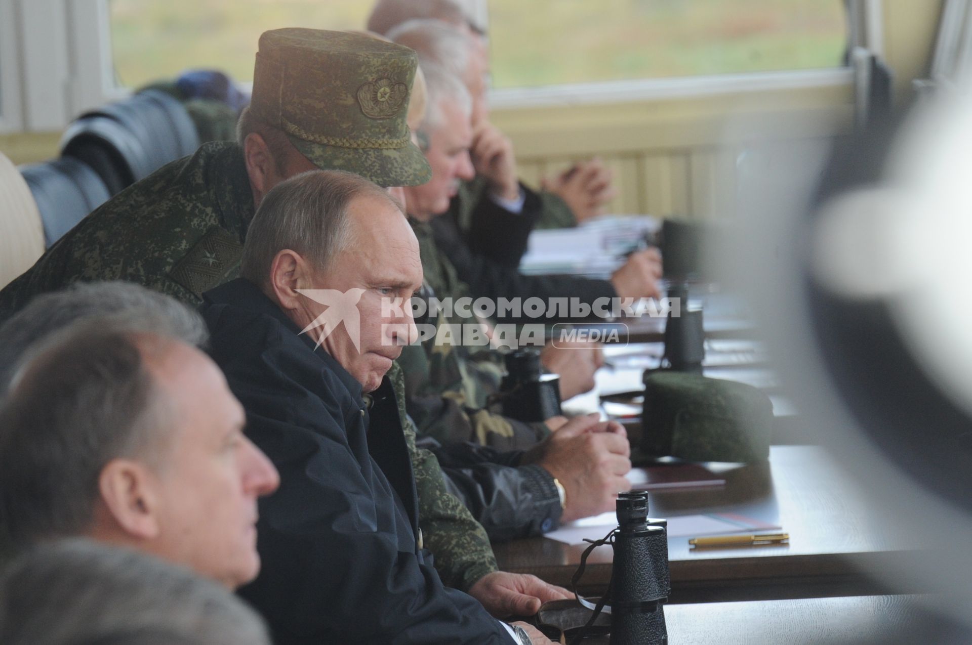 Рабочая поездка президента РФ в Калининград.  Полигон `Хмелевка`. Российско-белорусскими учениями `Запад-2013`. На снимке: президент России Владимир Путин (в центре)