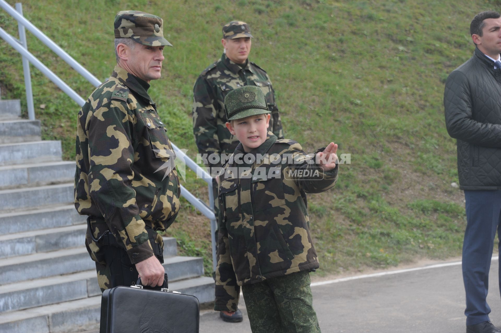 Рабочая поездка президента РФ в Калининград.  Полигон `Хмелевка`. Российско-белорусскими учениями `Запад-2013`. На снимке: сын президента Белоруссии Александра Лукашенко Николай (в центре)