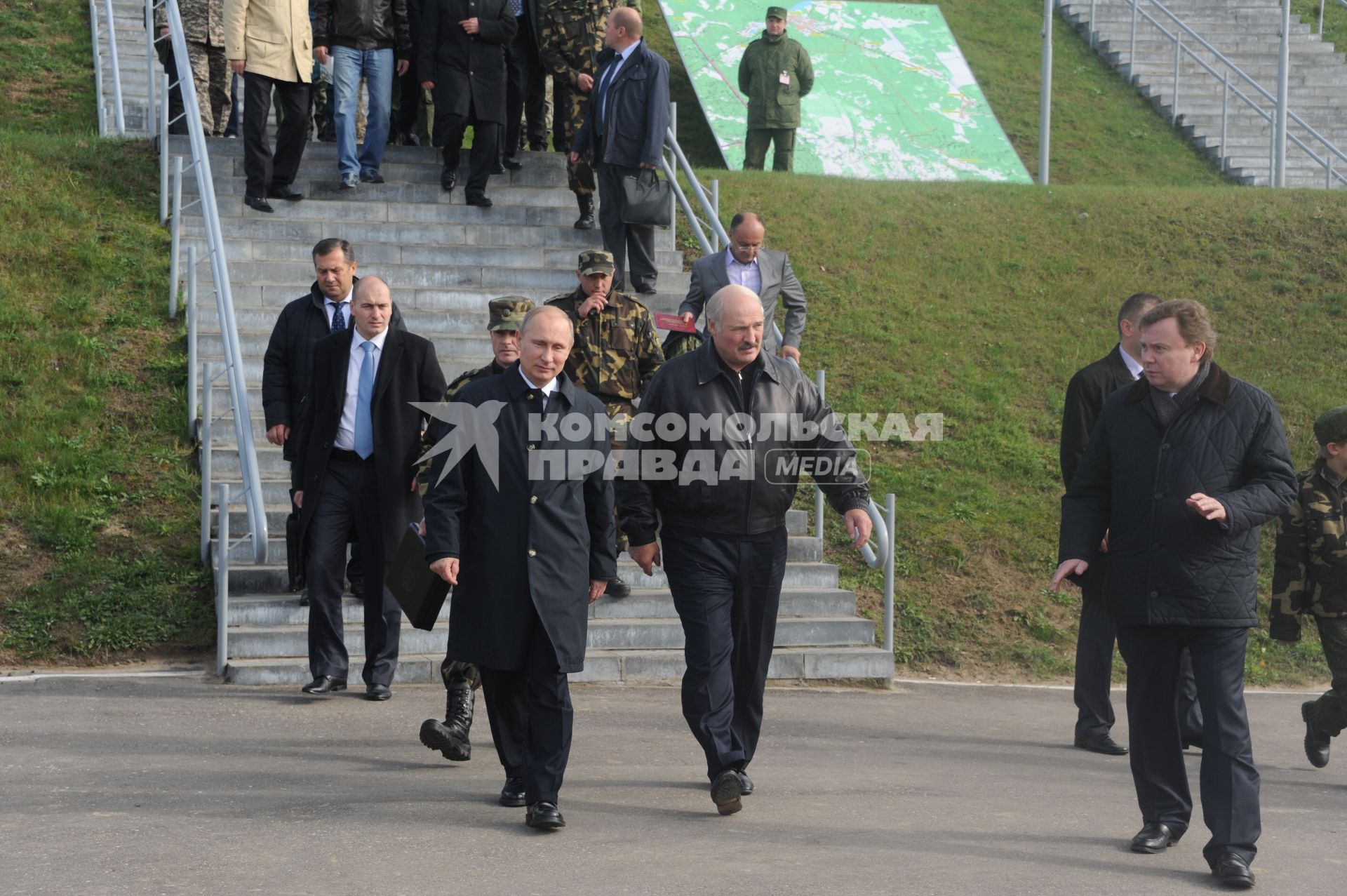 Рабочая поездка президента РФ В. Путина  в Калининград.  Полигон `Хмелевка`. Российско-белорусские учения `Запад-2013`. На снимке:  президент России Владимир Путин и президент Белоруссии Александр Лукашенко (слева направо)