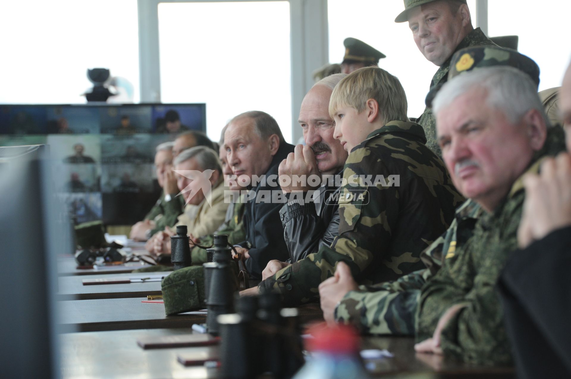 Рабочая поездка президента РФ В. Путина  в Калининград.  Полигон `Хмелевка`. Российско-белорусские учения `Запад-2013`. На снимке:  президент России Владимир Путин и президент Белоруссии Александр Лукашенко с сыном Николаем (в центре слева направо)