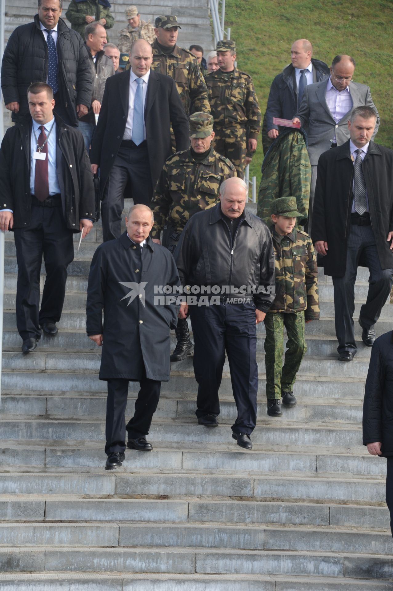 Рабочая поездка президента РФ В. Путина  в Калининград.  Полигон `Хмелевка`. Российско-белорусские учения `Запад-2013`. На снимке:  президент России Владимир Путин и президент Белоруссии Александр Лукашенко с сыном Николаем (слева направо)