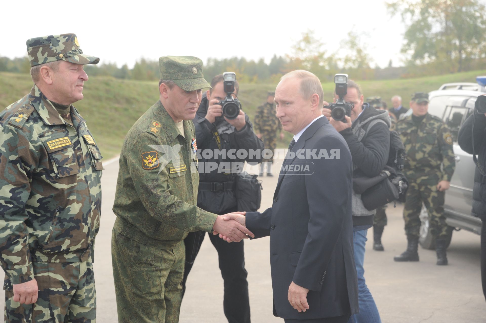 Рабочая поездка президента РФ В. Путина  в Калининград.  Полигон `Хмелевка`. Российско-белорусские учения `Запад-2013`. На снимке: первый заместитель министра обороны РФ Валерий Герасимов и президент России Владимир Путин (в центре слева направо)