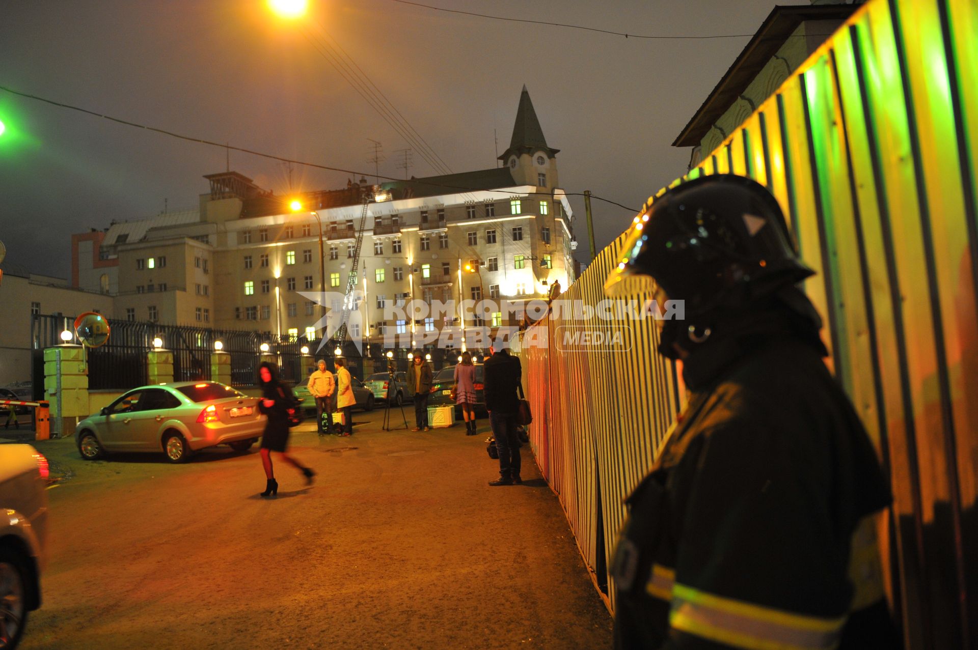 Возгорание на крыше здания по адресу Петровка, 38, где расположено столичное управление полиции. На снимке: пожарный на месте происшествия