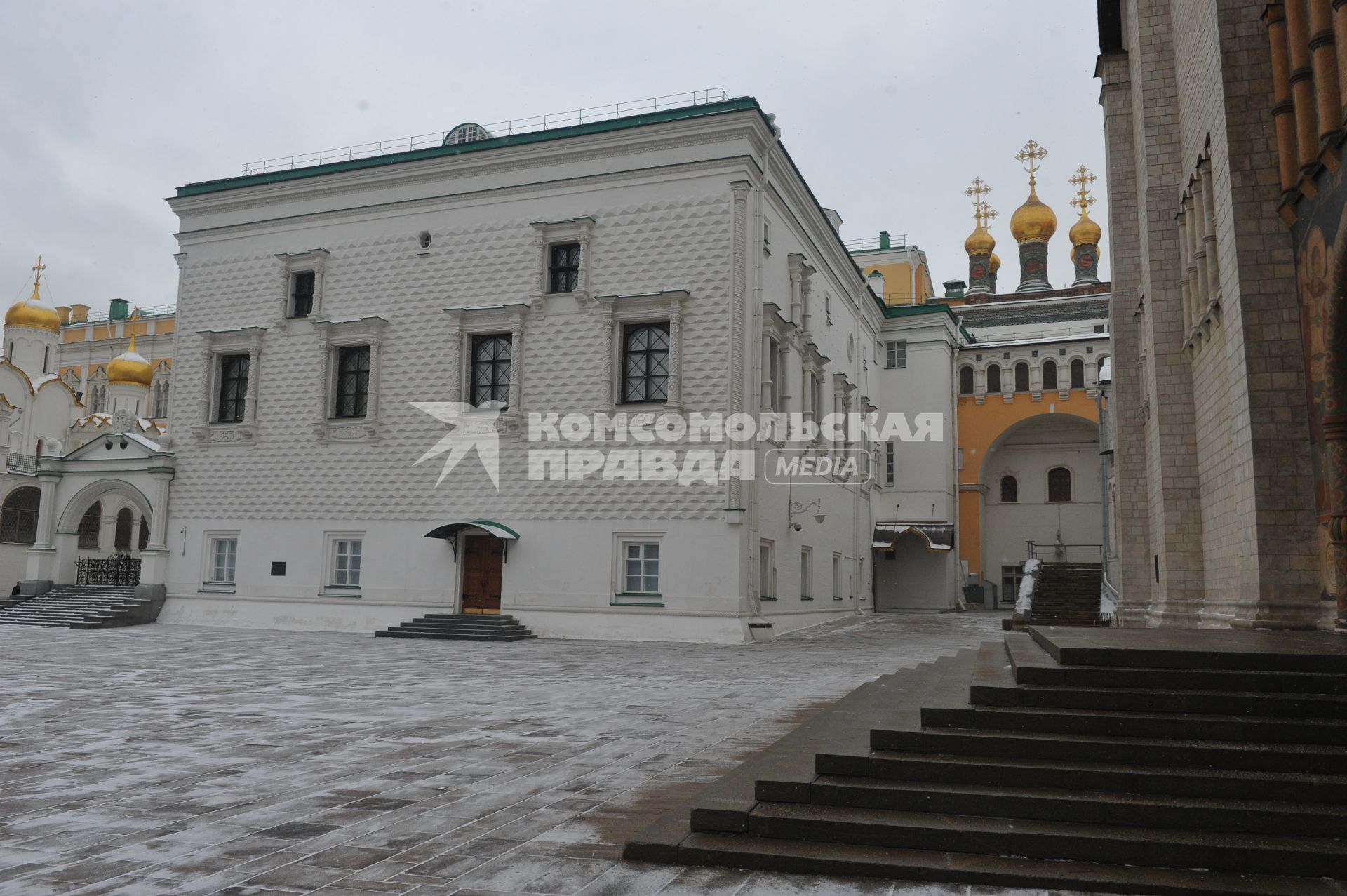 Виды Москвы.  Соборная площадь Московского Кремля. На снимке:  Грановитая палата.