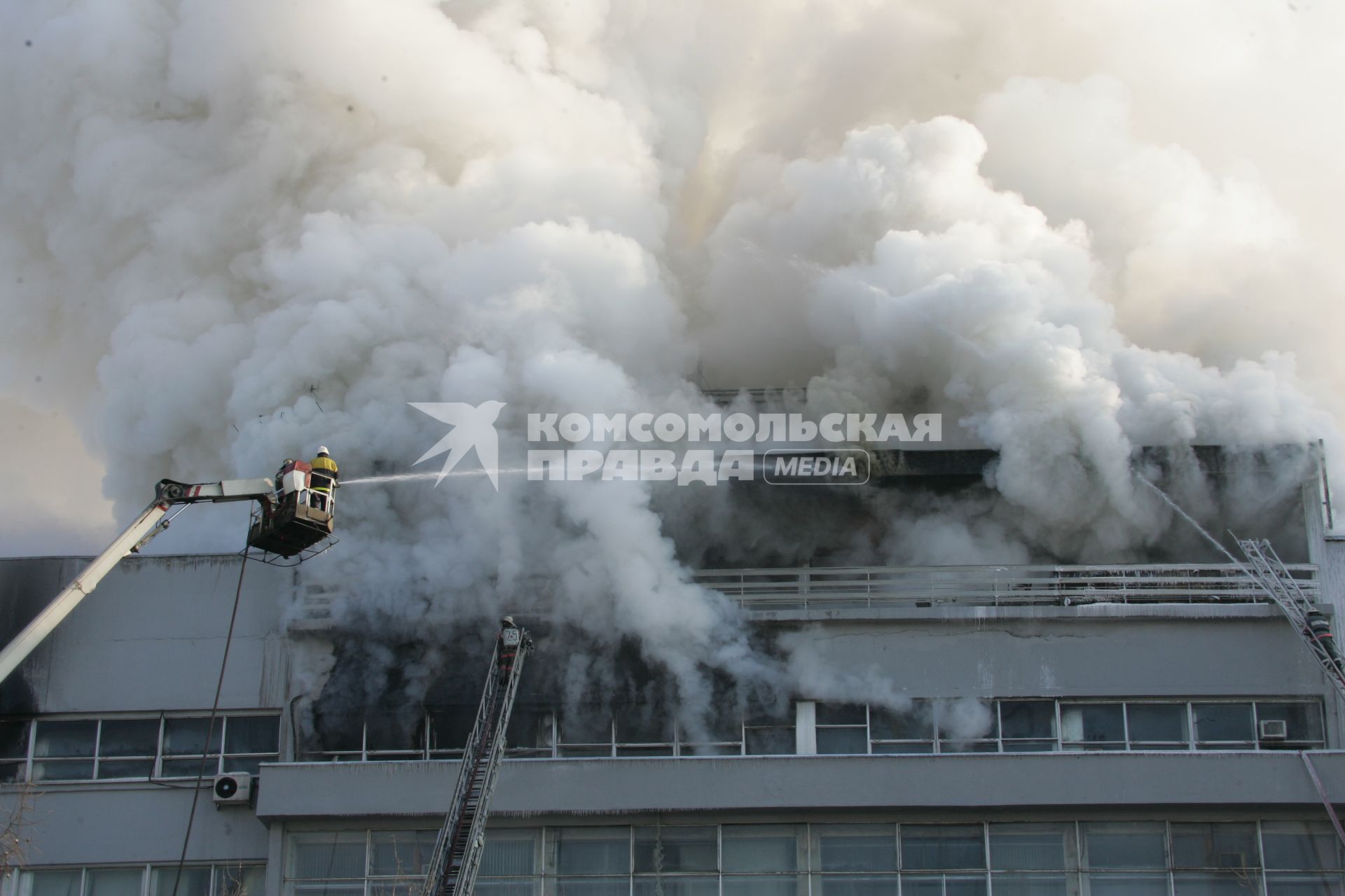 Пожар в редакции газеты `Комсомольская правда` (КП). На снимке: тушение пожара в московской редакции КП на улице Правды дом 24.