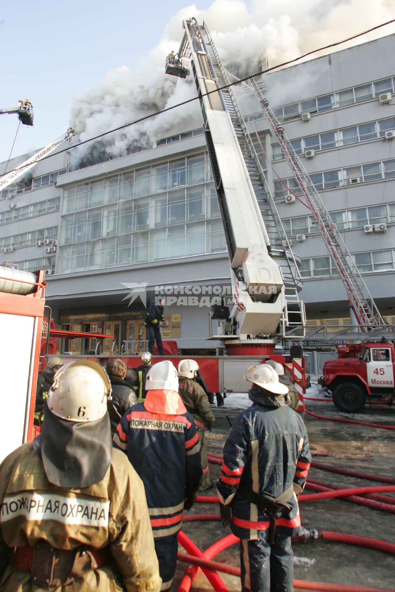 Пожар в редакции газеты `Комсомольская правда` (КП). На снимке: тушение пожара в московской редакции КП на улице Правды дом 24.