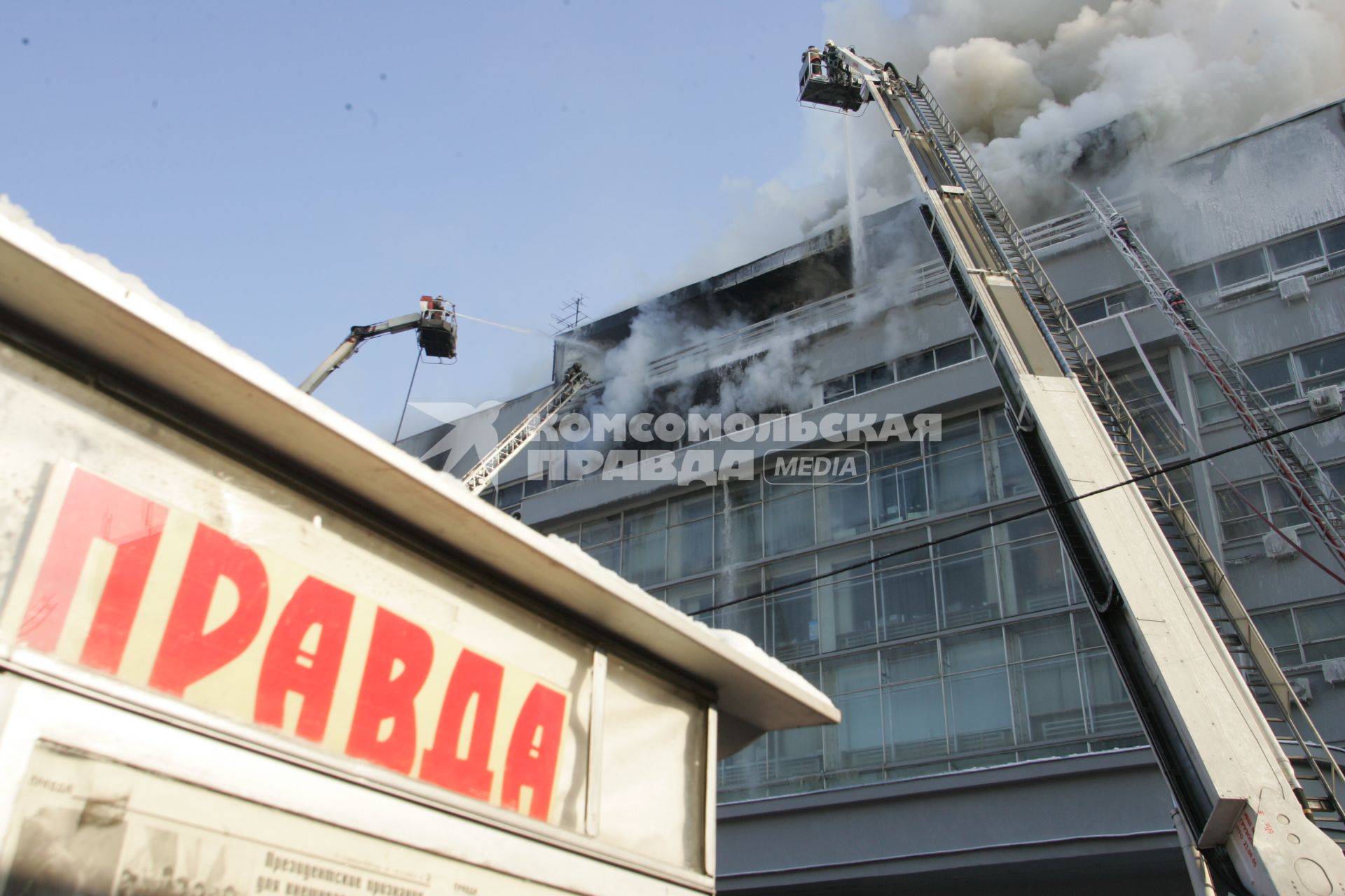 Пожар в редакции газеты `Комсомольская правда` (КП). На снимке: тушение пожара в московской редакции КП на улице Правды дом 24.