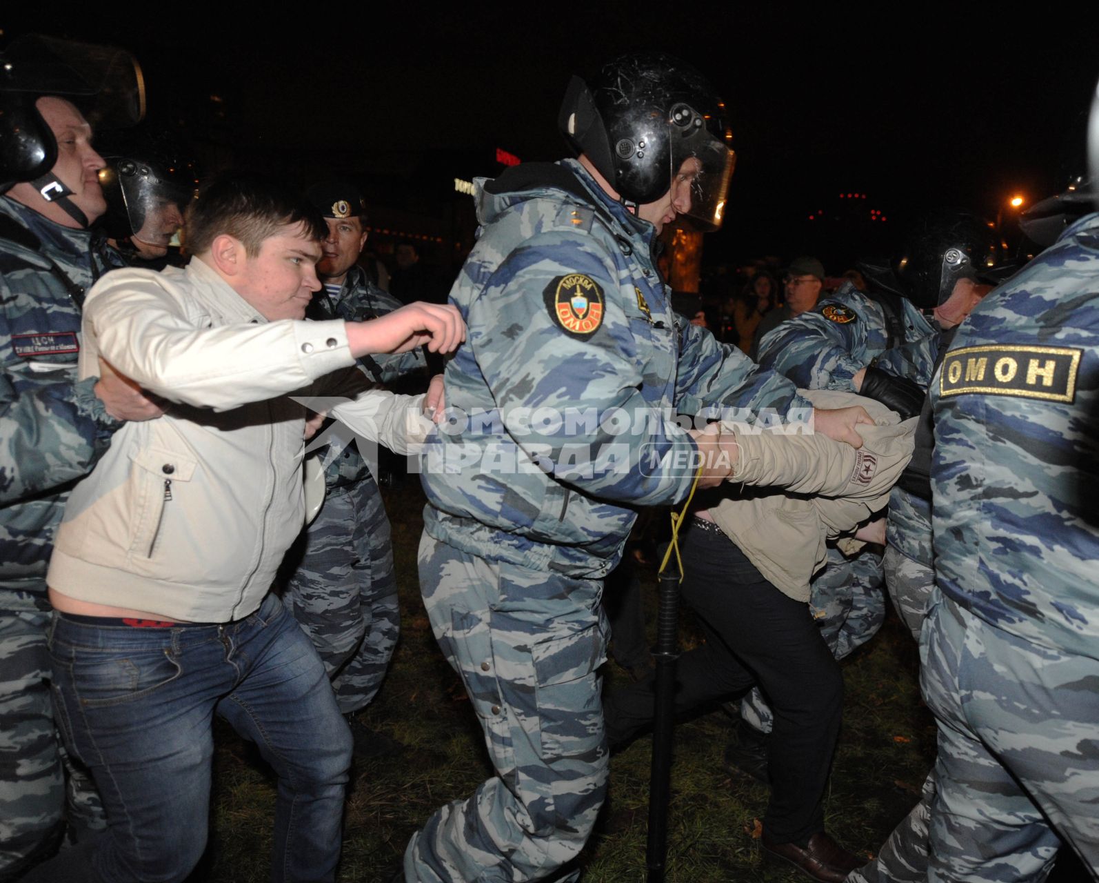 Столкновение местных жителей с полицией  во время беспорядков в районе Бирюлево Западное после митинга местных жителей с требованием найти убийцу 25-летнего Егора Щербакова. На снимке: задержание молодых людей ОМОНом.