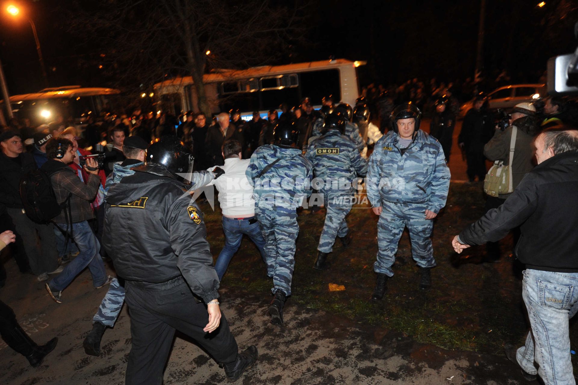 Столкновение местных жителей с полицией  во время беспорядков в районе Бирюлево Западное после митинга местных жителей с требованием найти убийцу 25-летнего Егора Щербакова. На снимке: задержание мужчины ОМОНом.