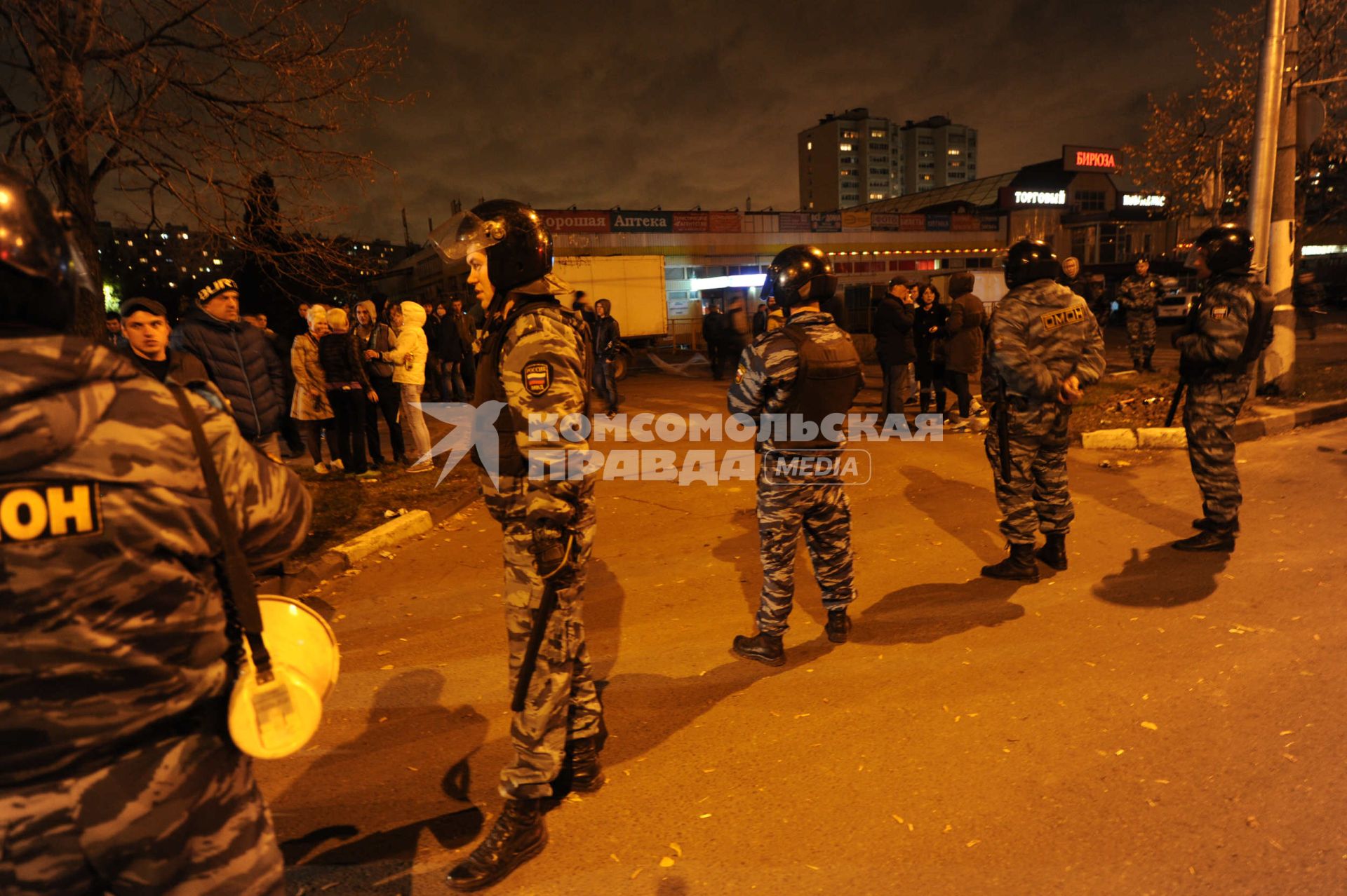 Беспорядки в районе Бирюлево Западное после митинга местных жителей с требованием найти убийцу 25-летнего Егора Щербакова.  На снимке: ОМОН