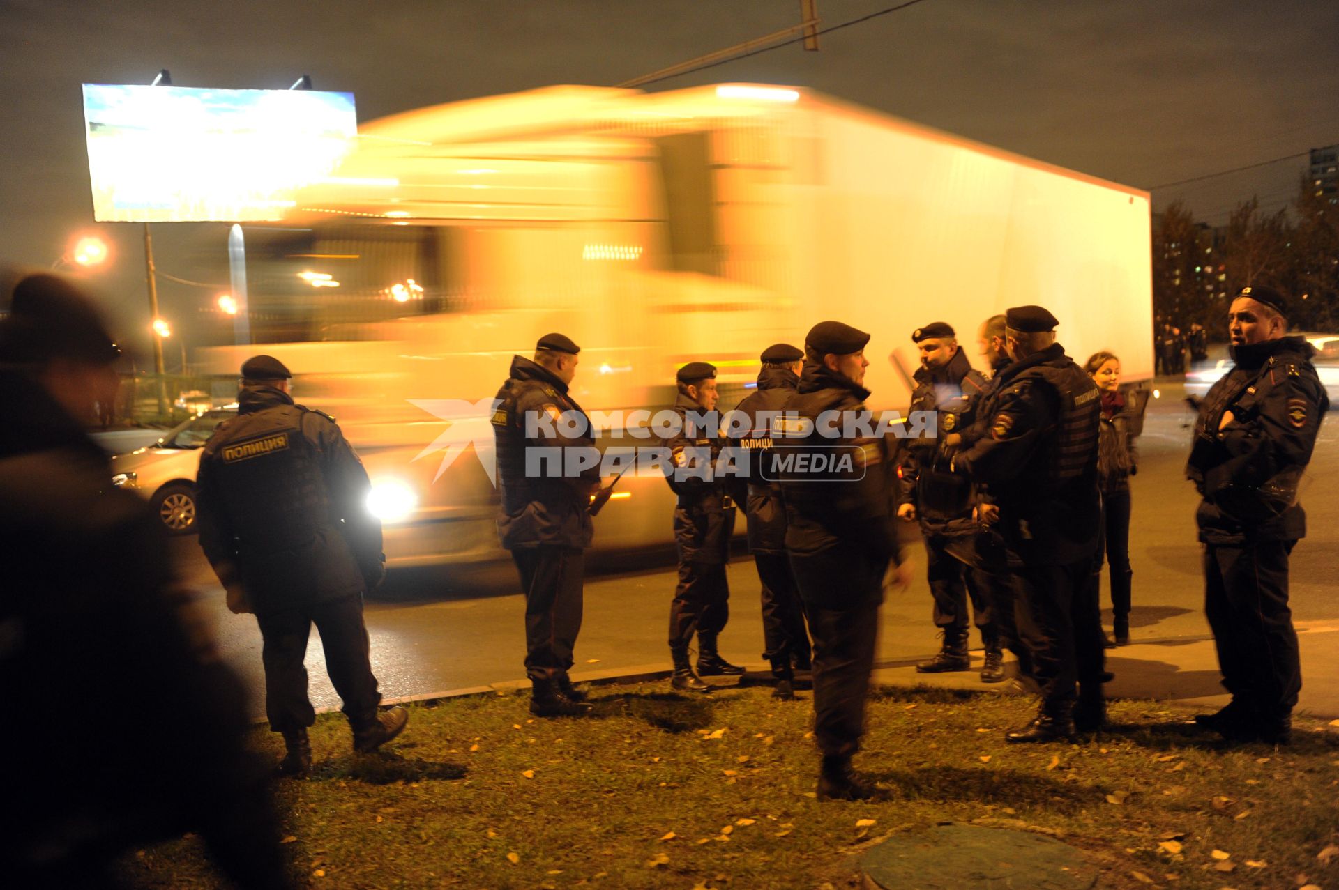 Беспорядки в районе Бирюлево Западное после митинга местных жителей с требованием найти убийцу 25-летнего Егора Щербакова.  На снимке: сотрудники полиции.