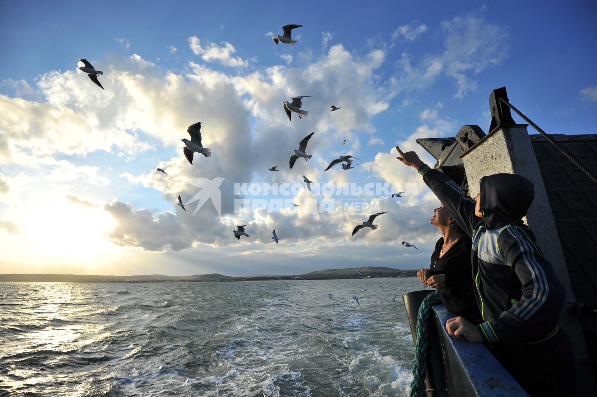 Черное море. На снимке: отдыхающие  на катере наблюдают за полетом чаек. .