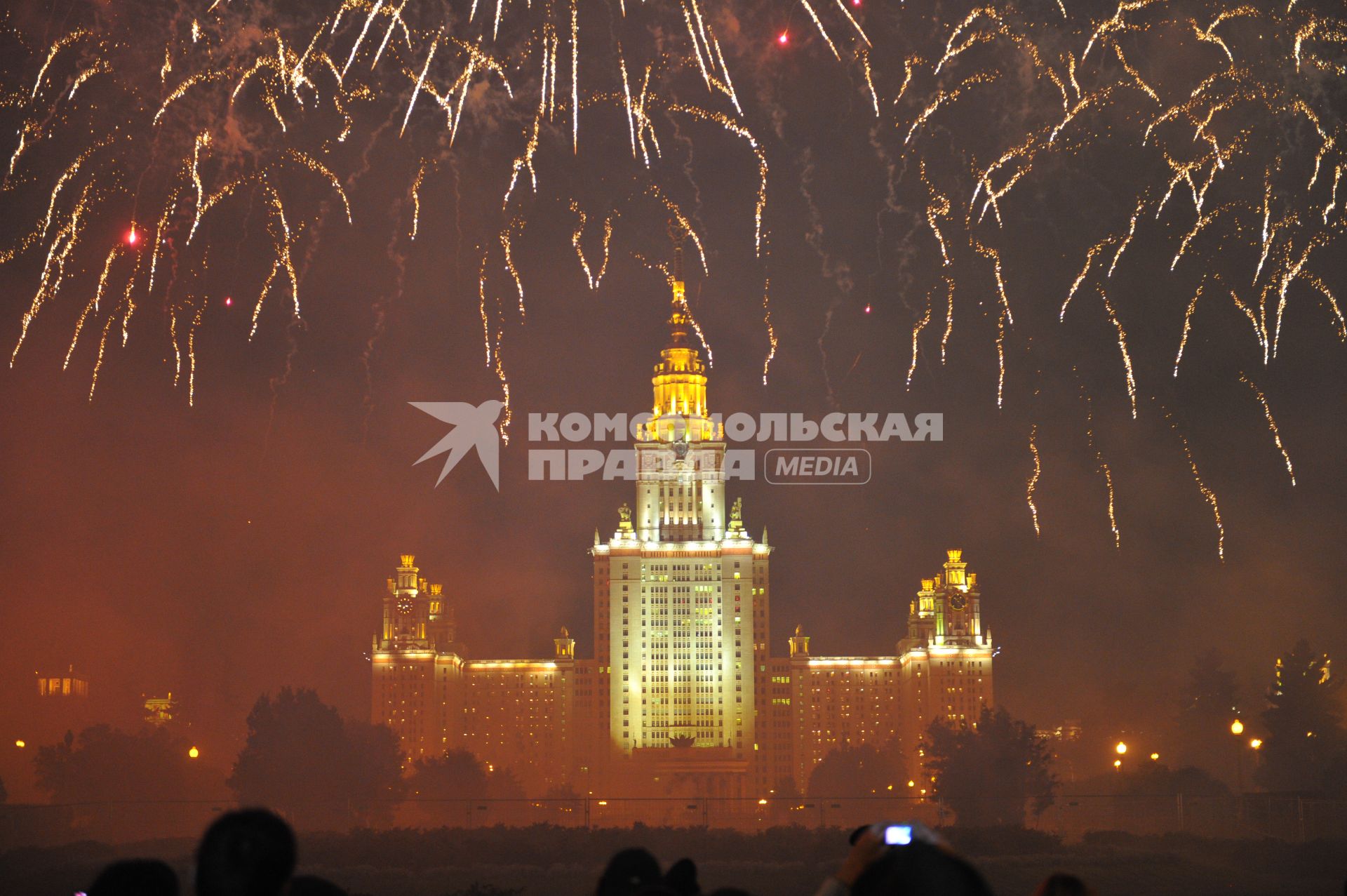 Воробьевы горы. Старт первого этапа эстафеты олимпийского огня `Сочи 2014` по территории России. На снимке: фейерверк, здание МГУ.