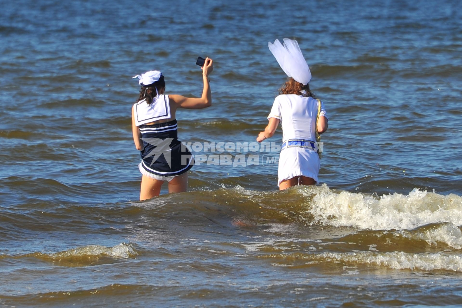 Девушки отмечают девичник на море.