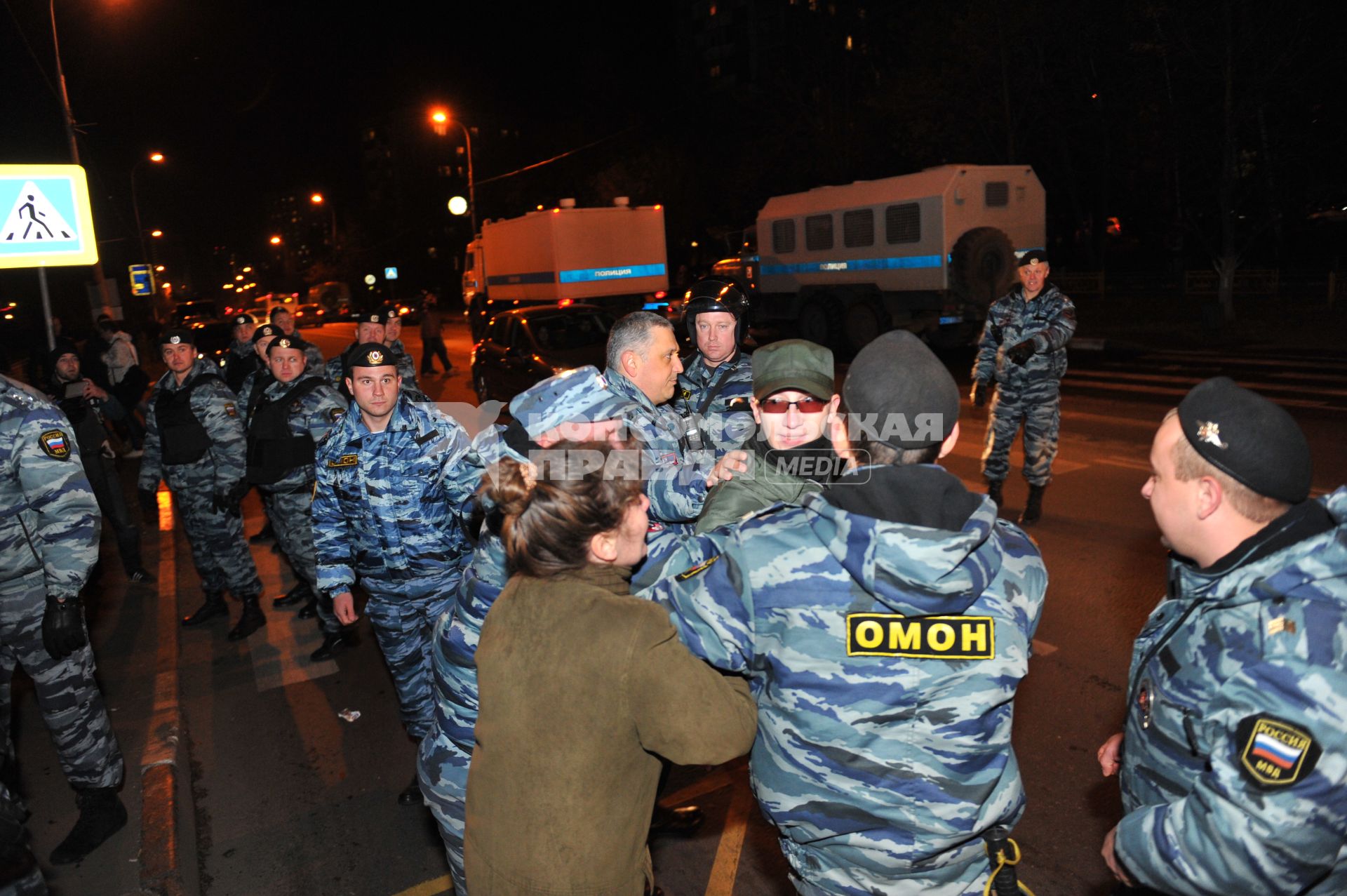 Беспорядки в `Бирюлево Западное`. На снимке: сотрудники ОМОНа у торгового центра `Бирюза` в районе Западное Бирюлево, где 13 октября произошли `народный сход` и беспорядки, вызванные убийствои Егора Щербакова.