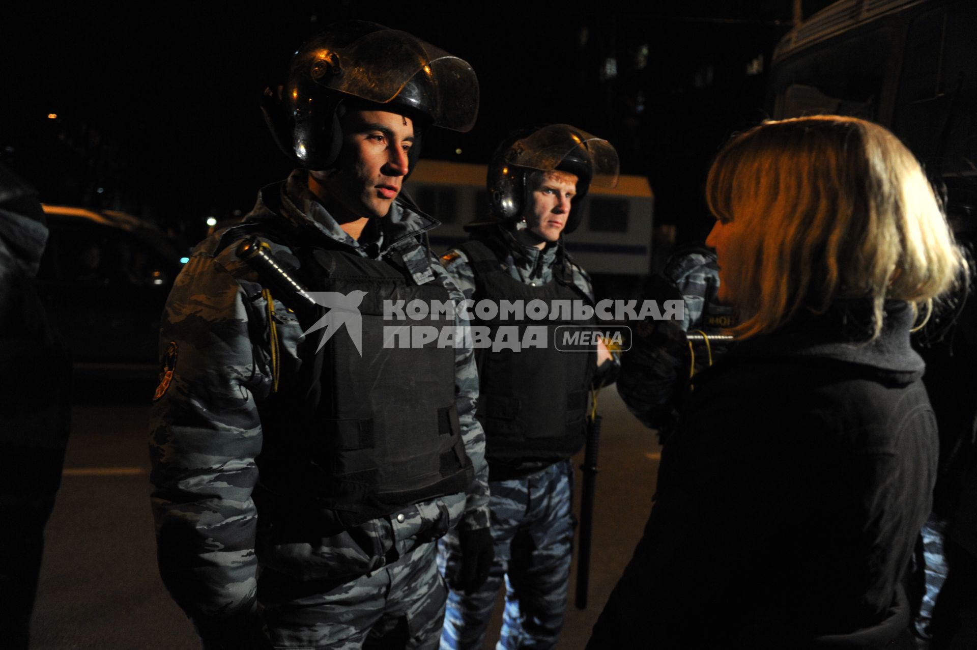 Беспорядки в `Бирюлево Западное`. На снимке: сотрудники ОМОНа у торгового центра `Бирюза` в районе Западное Бирюлево, где 13 октября произошли `народный сход` и беспорядки, вызванные убийствои Егора Щербакова.