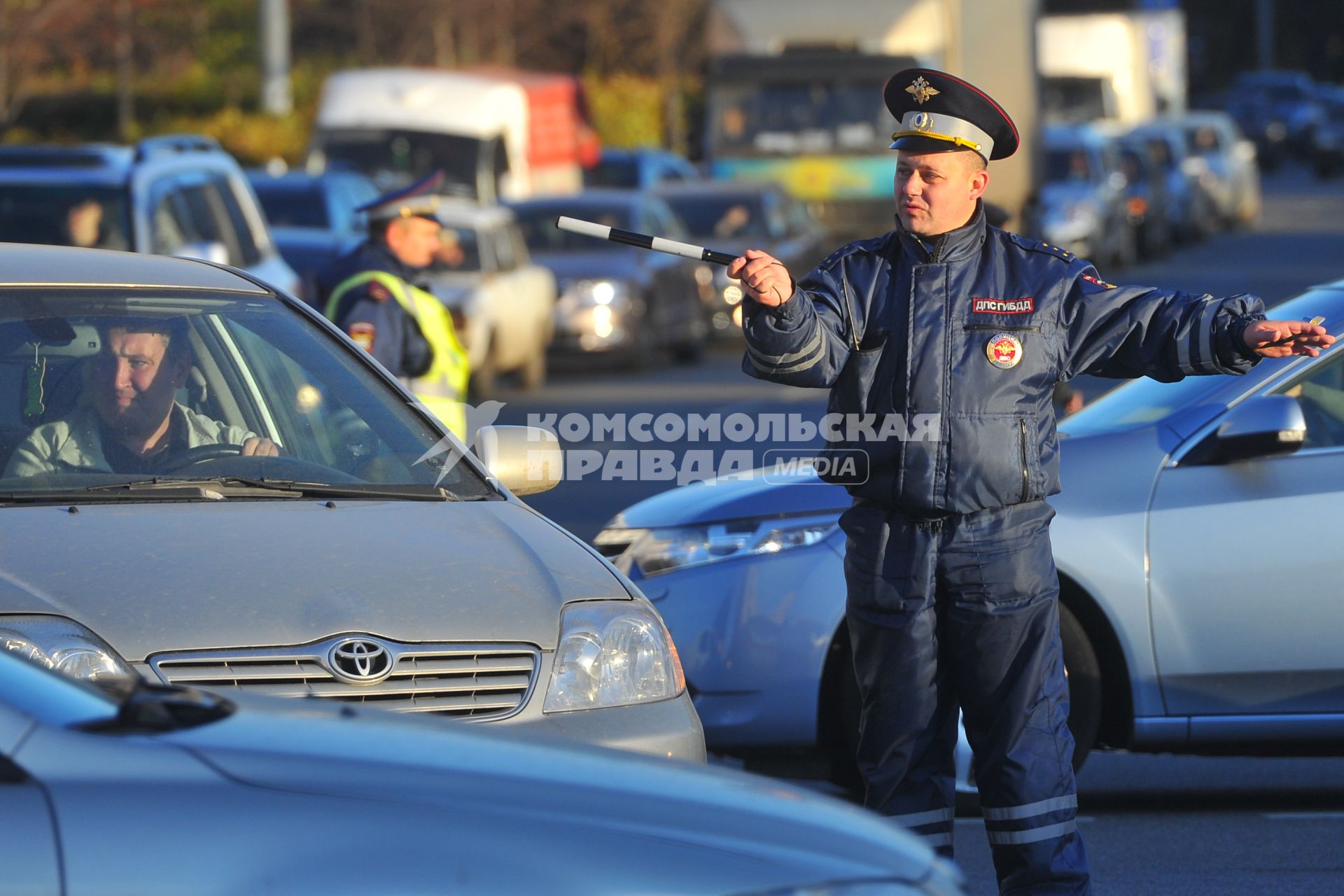 На снимке: сотрудник ДПС регулирует движение транспорта в Отрадном.